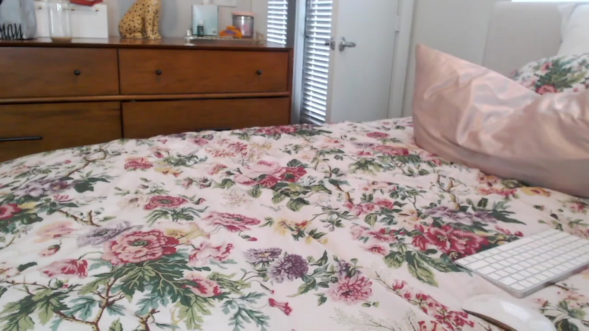 Gallery image thumbnail from Officialelsa's myfreecams stream on, 07/26/2023, 23:13 image 8 of 20