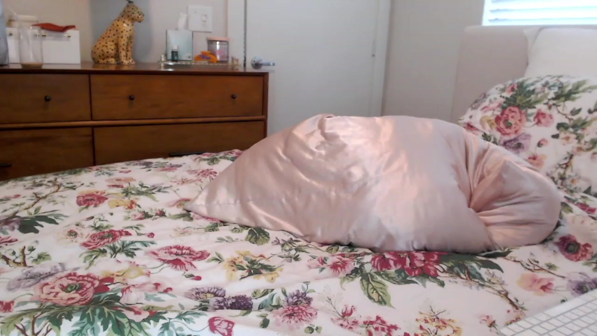 Gallery image thumbnail from Officialelsa's myfreecams stream on, 07/26/2023, 23:52 image 10 of 20