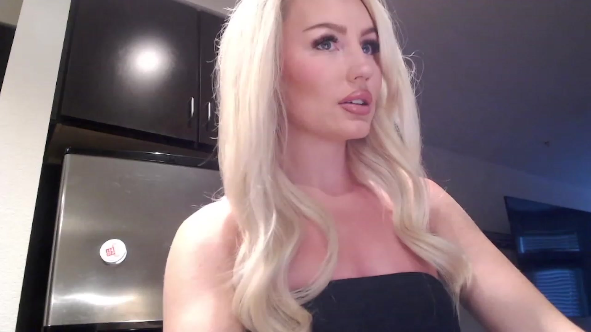 Gallery image thumbnail from Officialelsa's myfreecams stream on, 08/13/2023, 23:48 image 15 of 20