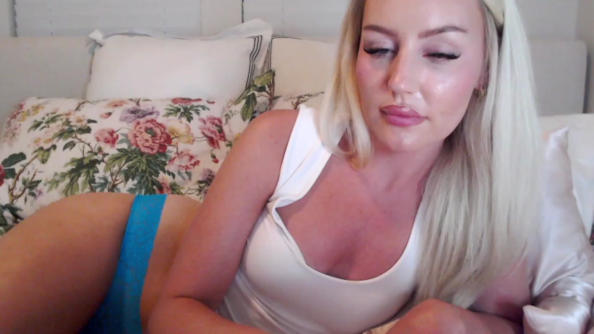 Gallery image thumbnail from Officialelsa's myfreecams stream on, 08/18/2023, 03:44 image 19 of 20