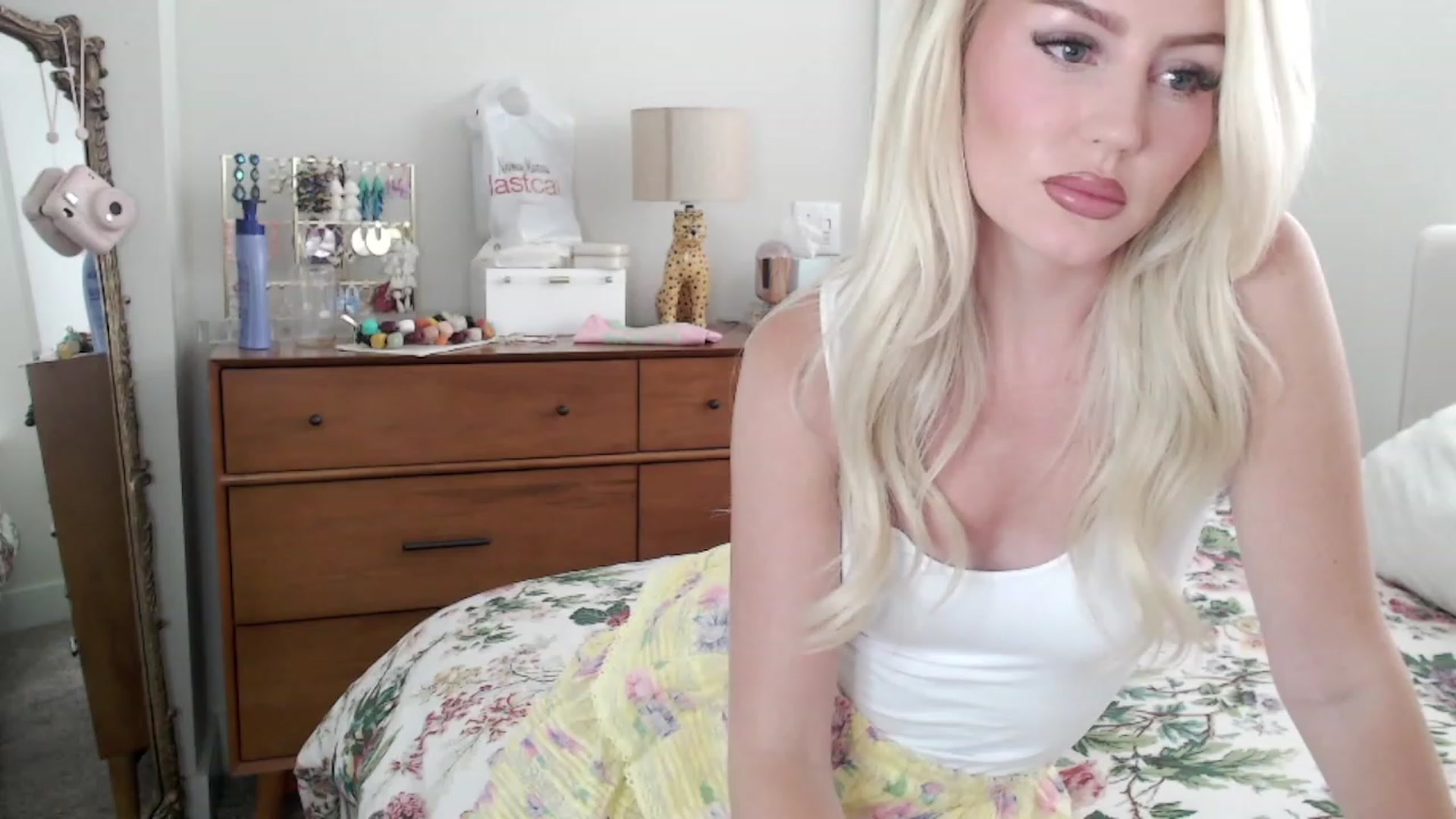 Gallery image thumbnail from Officialelsa's myfreecams stream on, 08/22/2023, 20:10 image 3 of 20