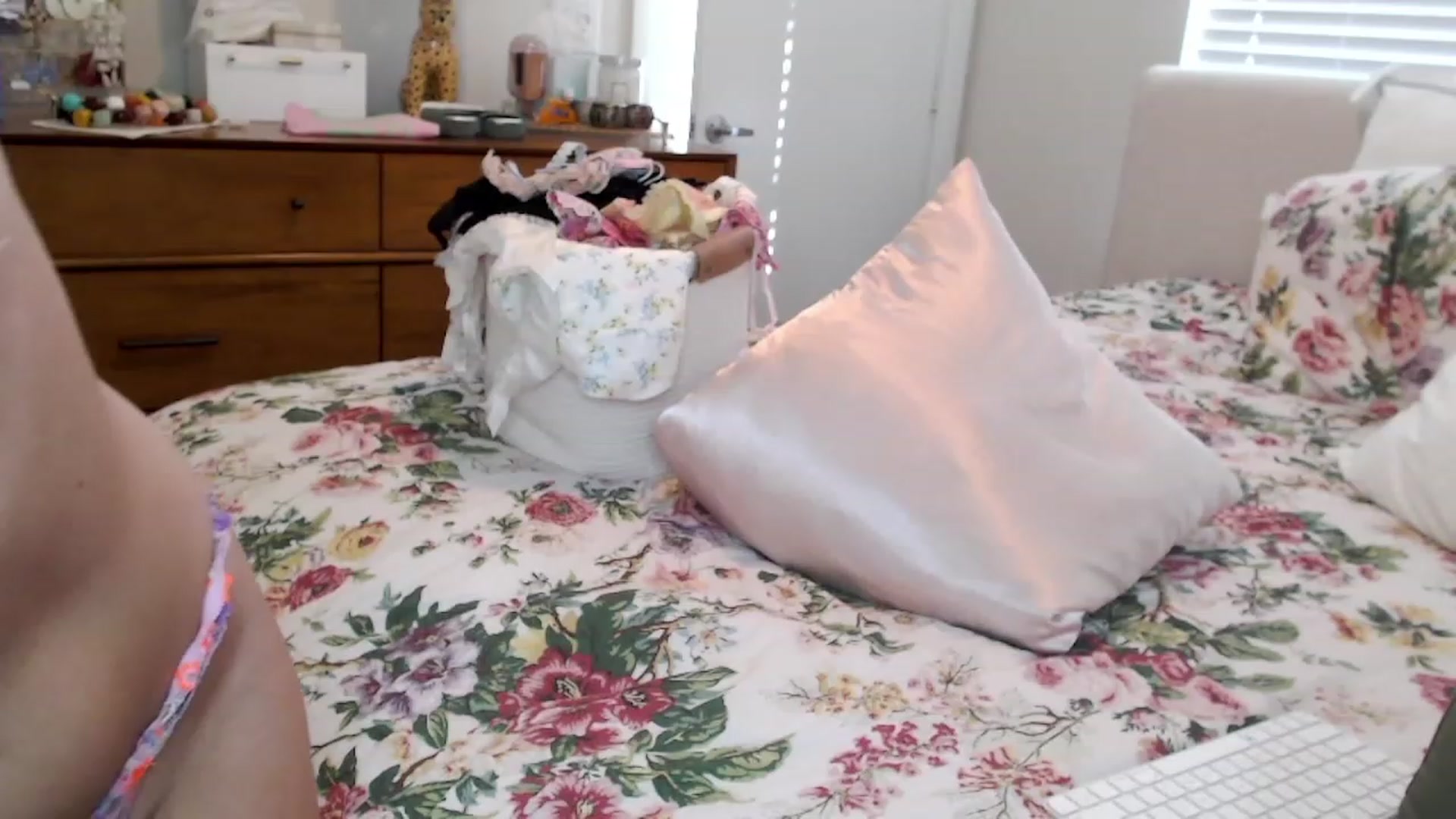 Gallery image thumbnail from Officialelsa's myfreecams stream on, 08/23/2023, 22:09 image 13 of 20