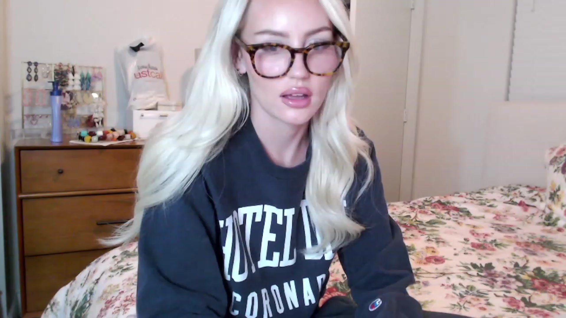 Gallery image thumbnail from Officialelsa's myfreecams stream on, 08/24/2023, 02:19 image 3 of 20