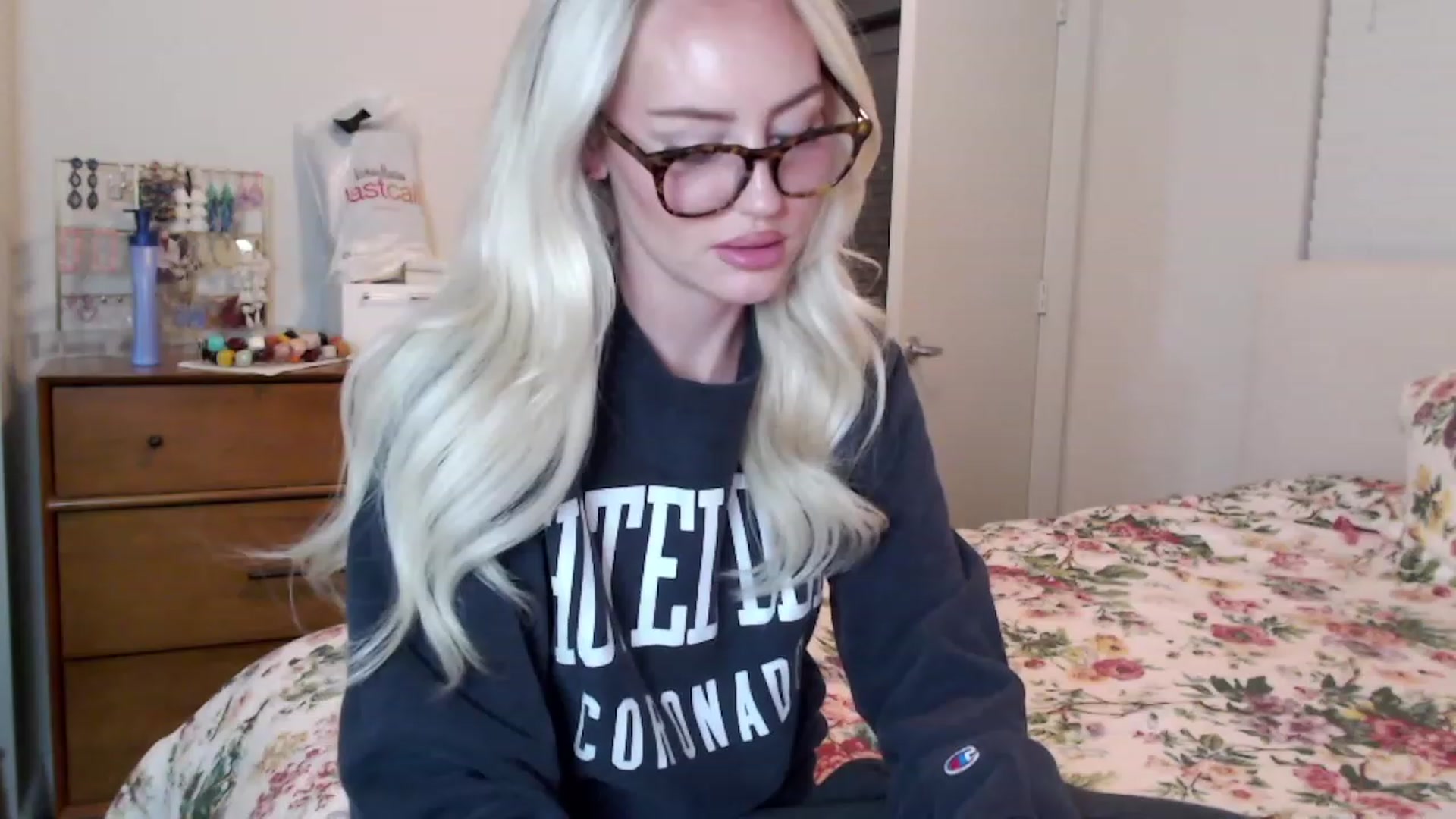 Gallery image thumbnail from Officialelsa's myfreecams stream on, 08/24/2023, 02:19 image 2 of 20