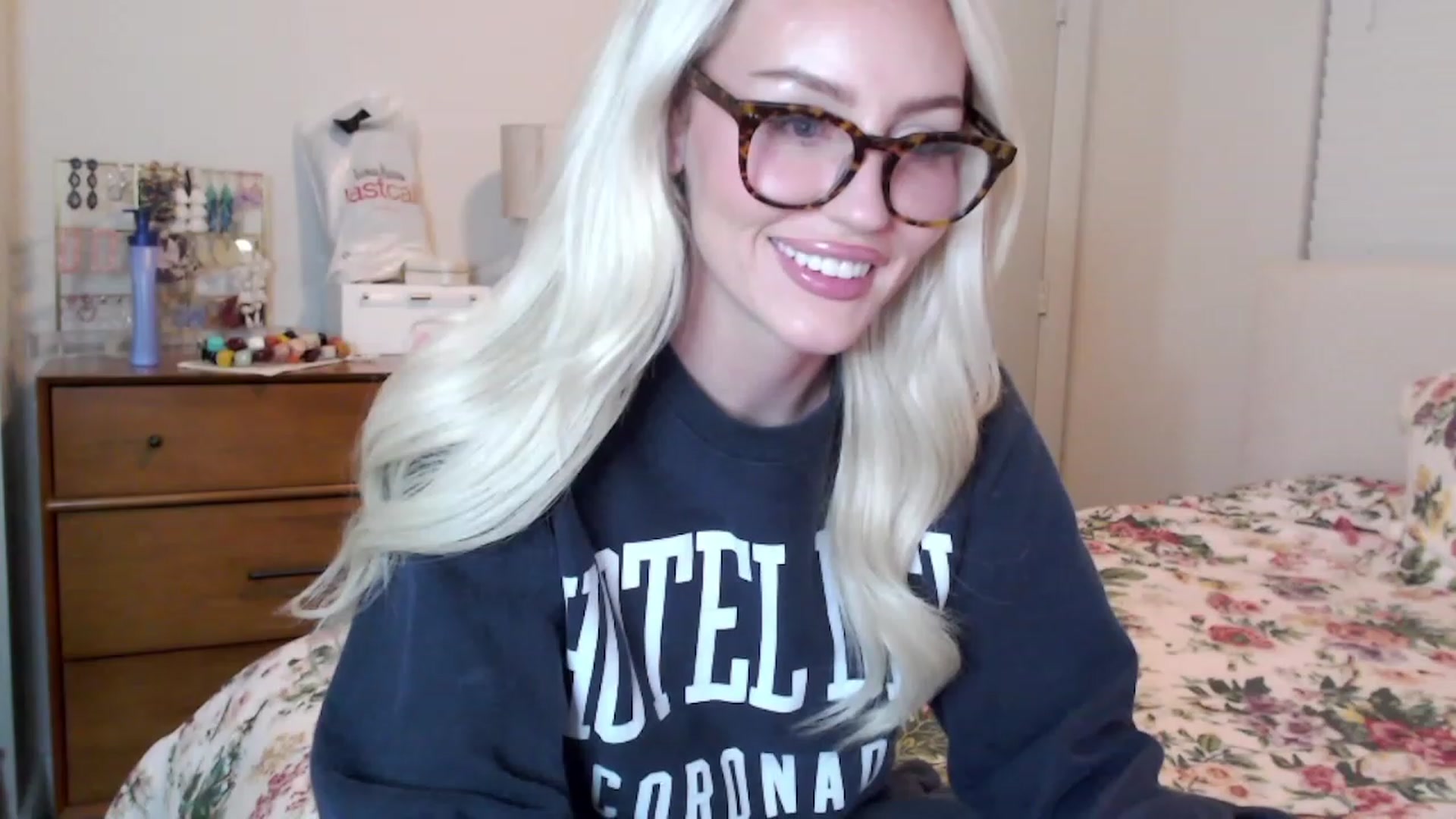 Gallery image thumbnail from Officialelsa's myfreecams stream on, 08/24/2023, 02:19 image 17 of 20