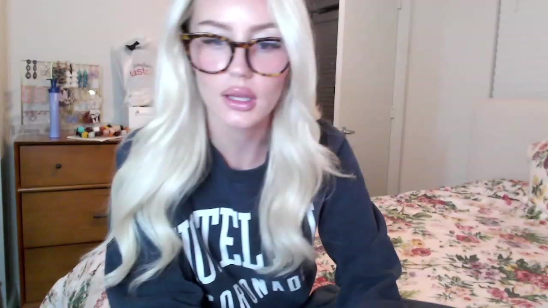 Gallery image thumbnail from Officialelsa's myfreecams stream on, 08/24/2023, 02:19 image 11 of 20