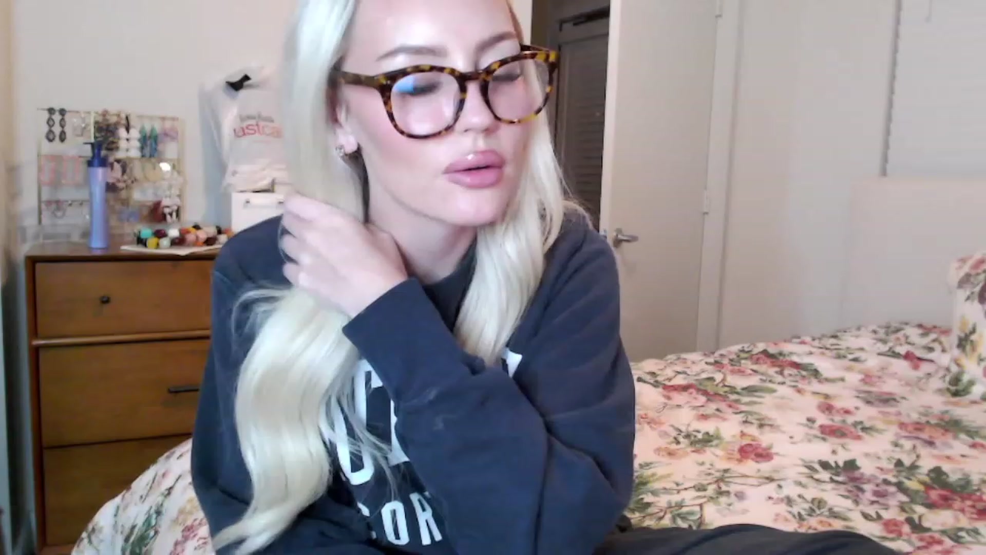 Gallery image thumbnail from Officialelsa's myfreecams stream on, 08/24/2023, 02:19 image 16 of 20