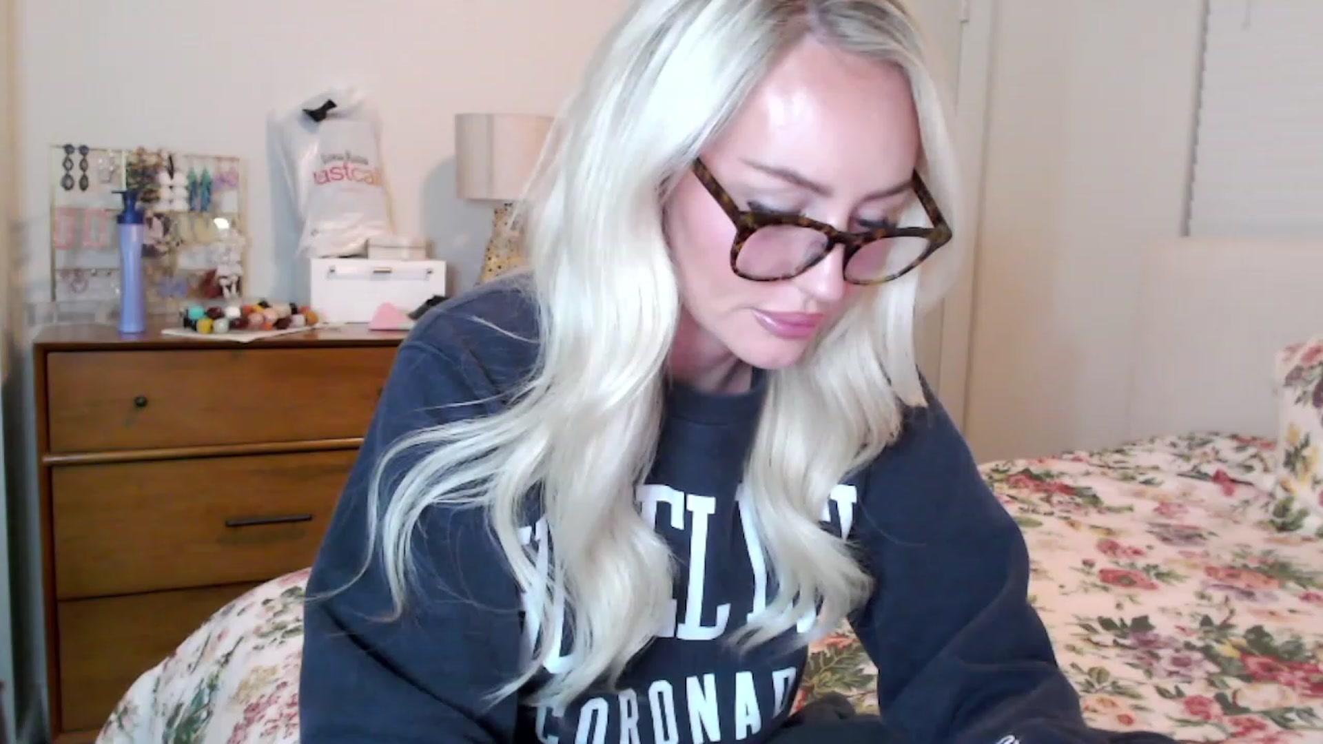 Gallery image thumbnail from Officialelsa's myfreecams stream on, 08/24/2023, 02:19 image 19 of 20