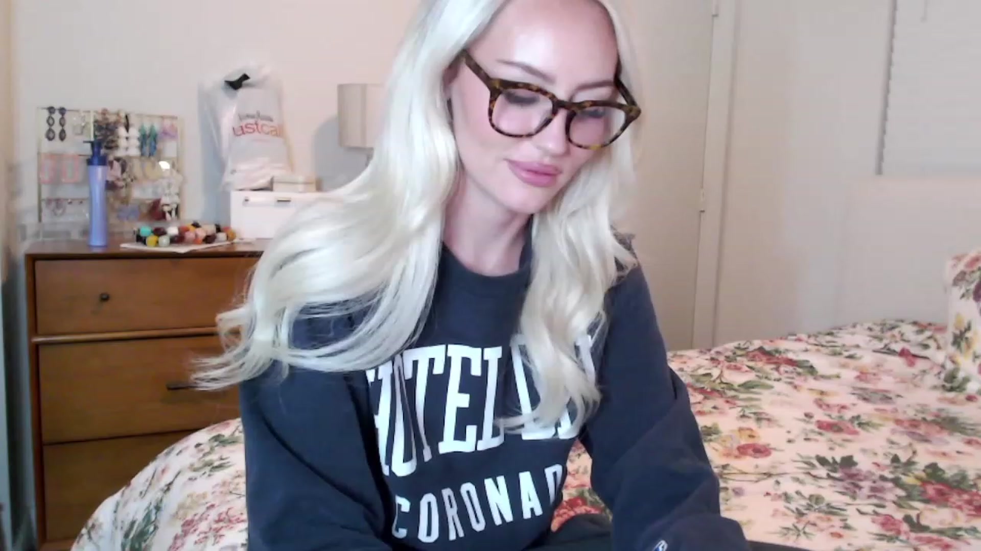 Gallery image thumbnail from Officialelsa's myfreecams stream on, 08/24/2023, 02:19 image 7 of 20
