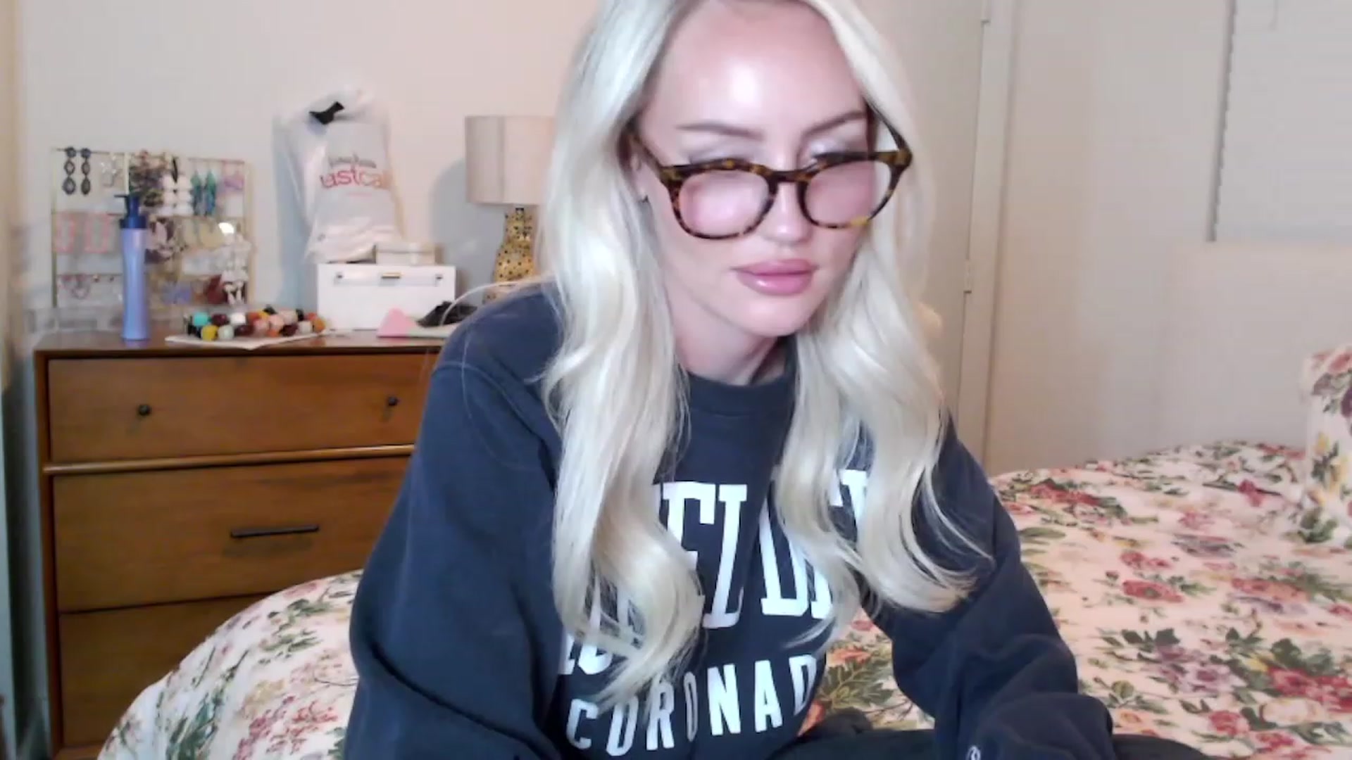 Gallery image thumbnail from Officialelsa's myfreecams stream on, 08/24/2023, 02:19 image 15 of 20