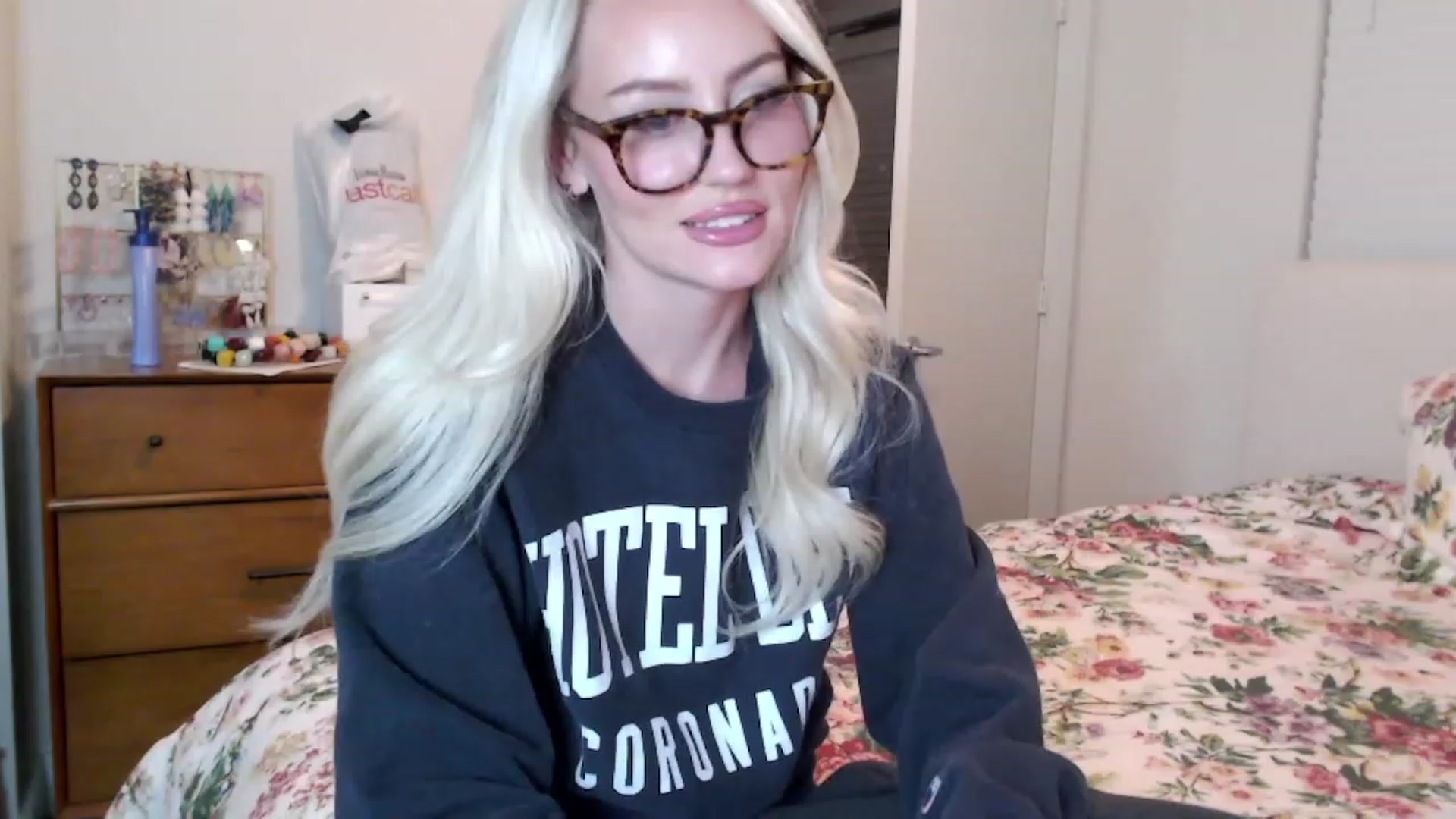 Gallery image thumbnail from Officialelsa's myfreecams stream on, 08/24/2023, 02:19 image 4 of 20