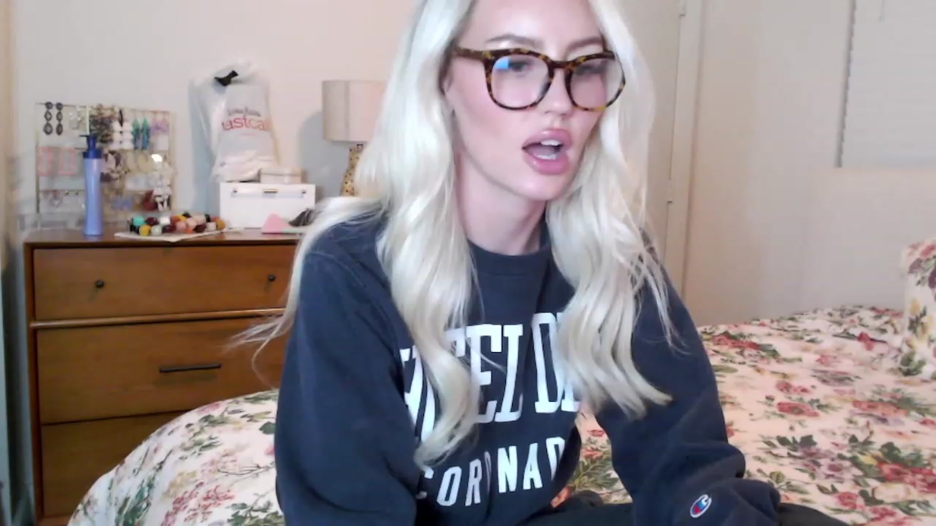 Gallery image thumbnail from Officialelsa's myfreecams stream on, 08/24/2023, 02:19 image 13 of 20