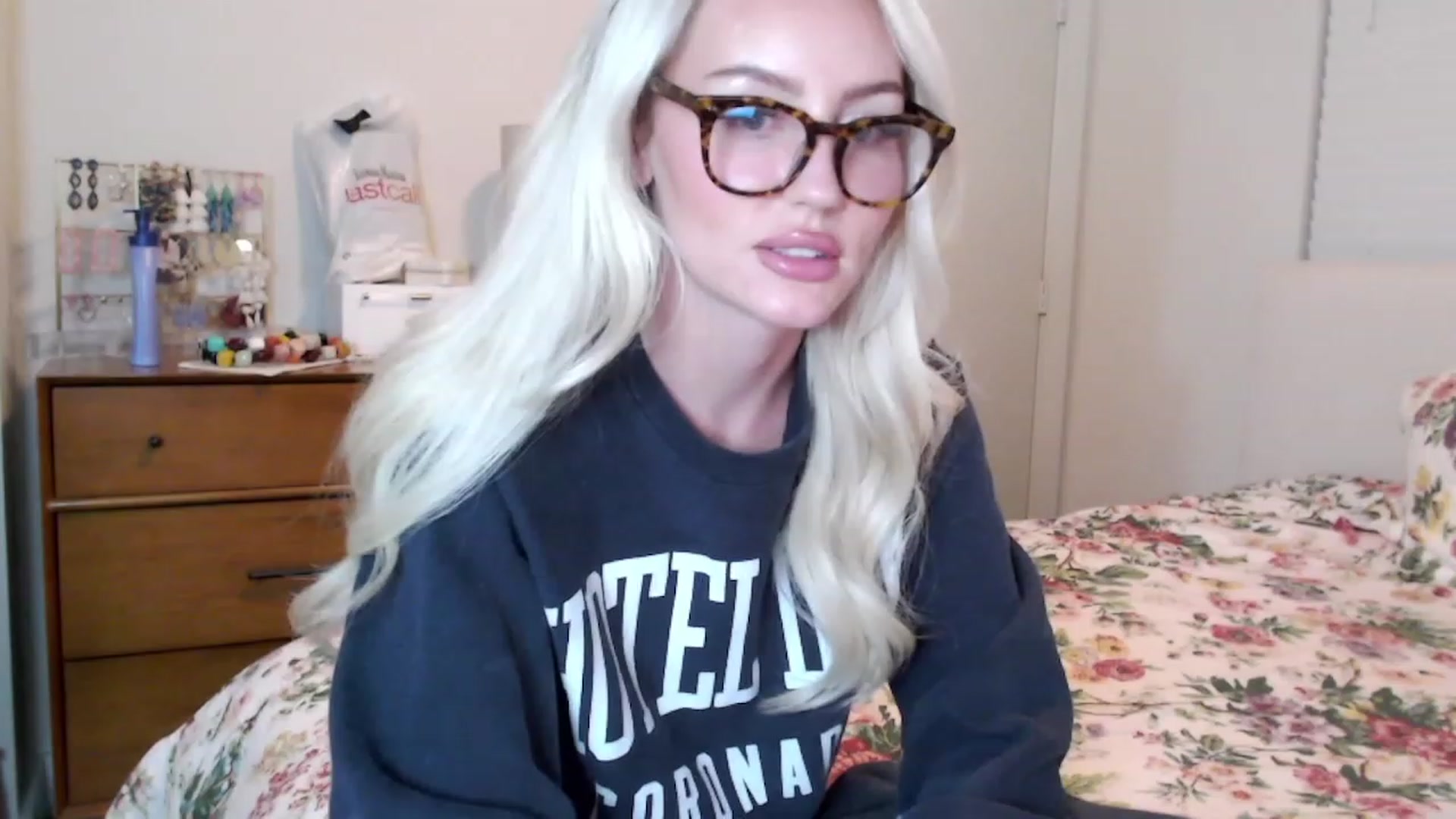Gallery image thumbnail from Officialelsa's myfreecams stream on, 08/24/2023, 02:19 image 6 of 20