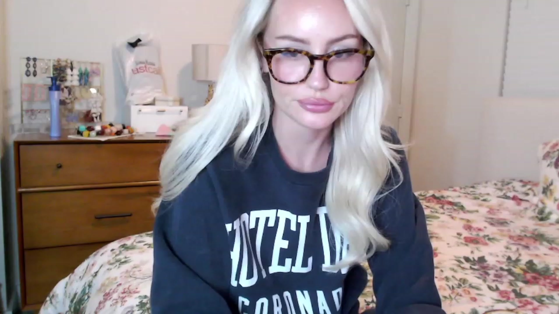 Gallery image thumbnail from Officialelsa's myfreecams stream on, 08/24/2023, 03:12 image 8 of 20