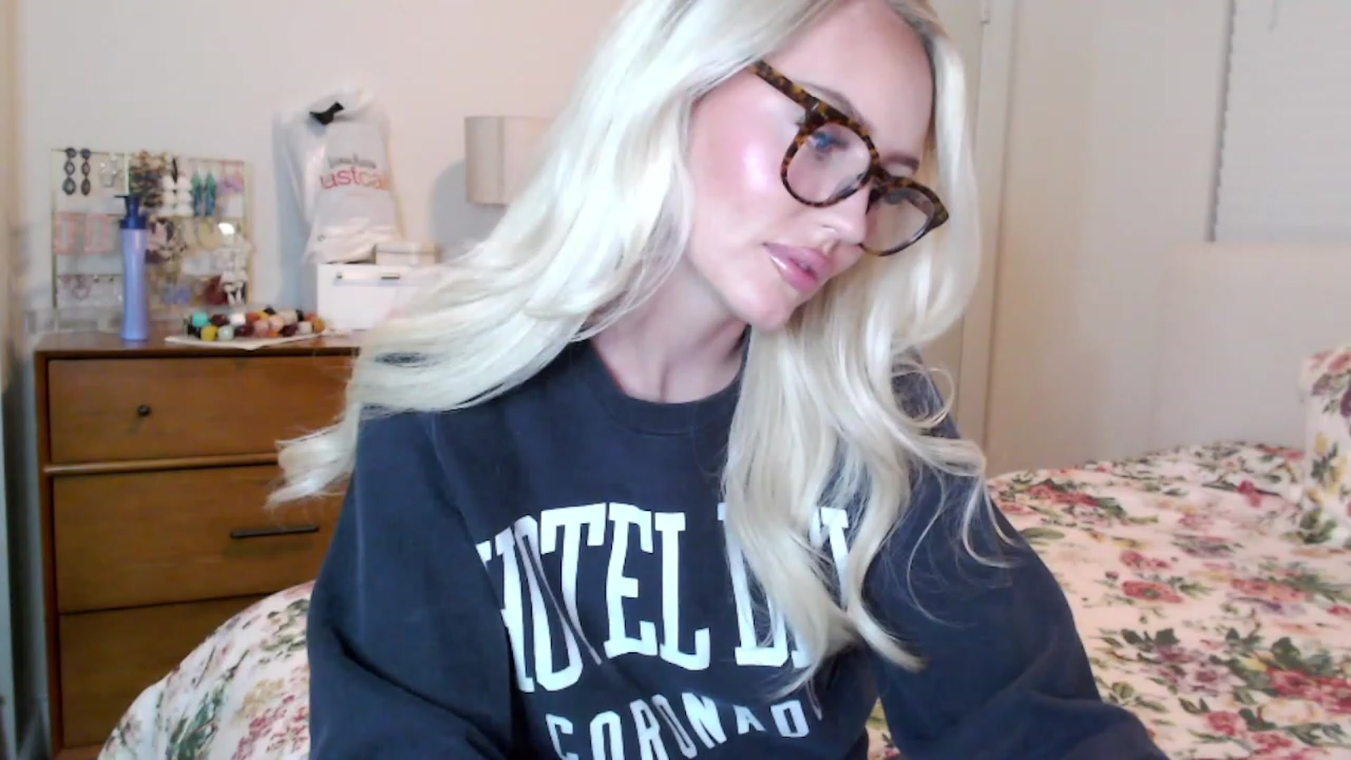 Gallery image thumbnail from Officialelsa's myfreecams stream on, 08/24/2023, 03:12 image 2 of 20