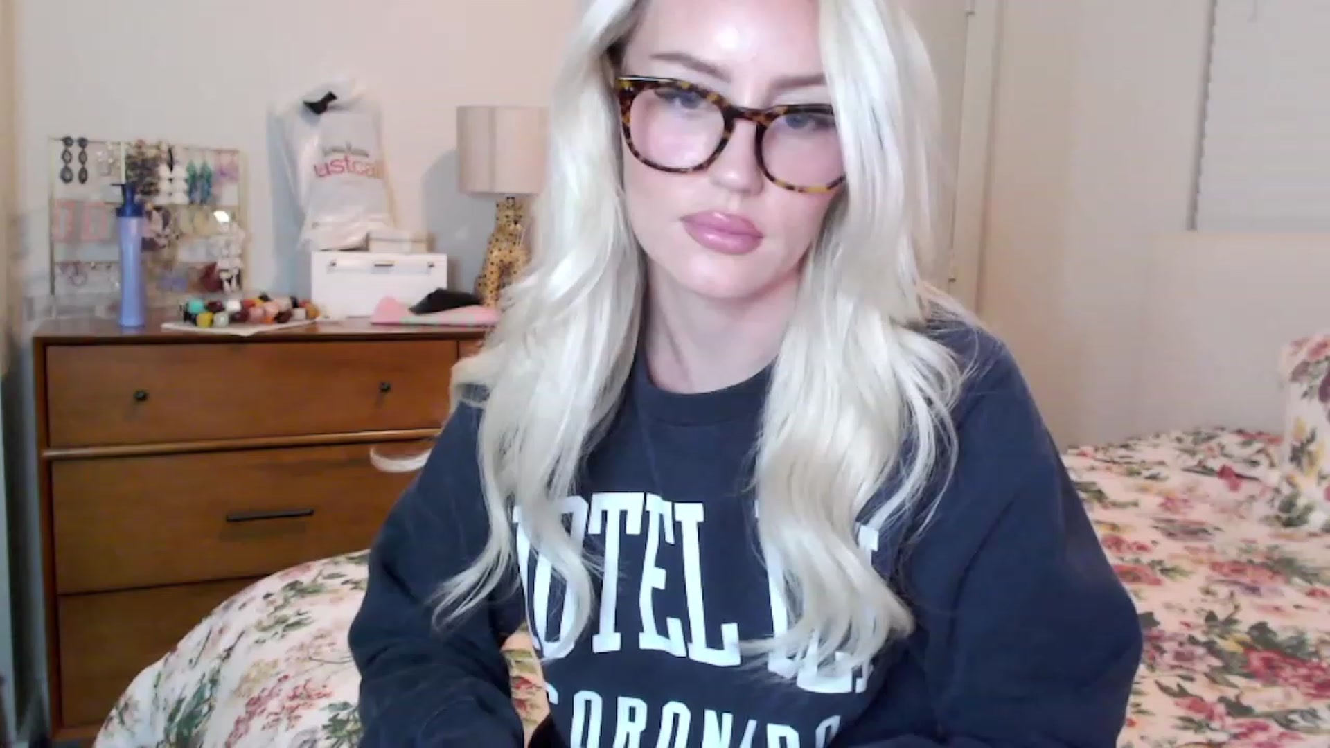 Gallery image thumbnail from Officialelsa's myfreecams stream on, 08/24/2023, 03:12 image 11 of 20
