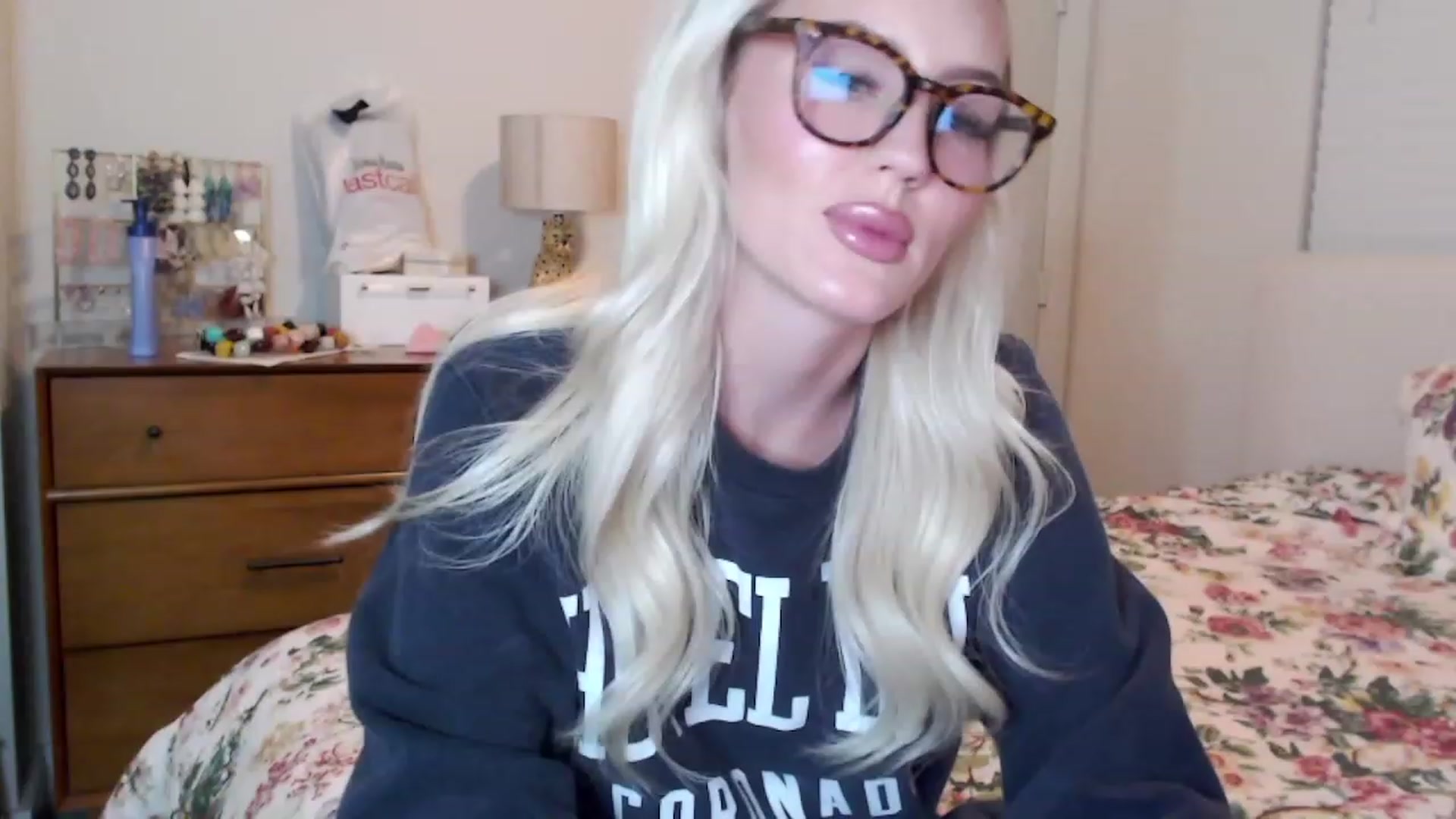 Gallery image thumbnail from Officialelsa's myfreecams stream on, 08/24/2023, 03:12 image 3 of 20