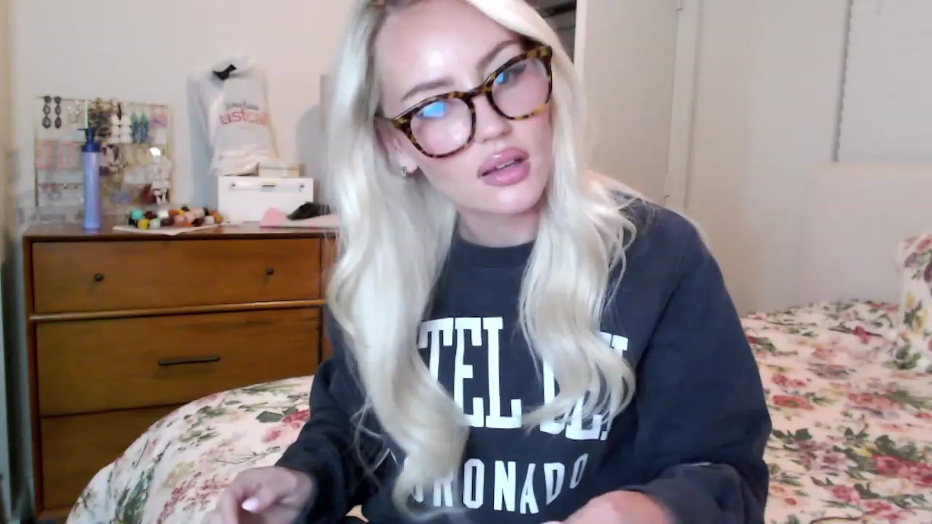 Gallery image thumbnail from Officialelsa's myfreecams stream on, 08/24/2023, 03:12 image 13 of 20