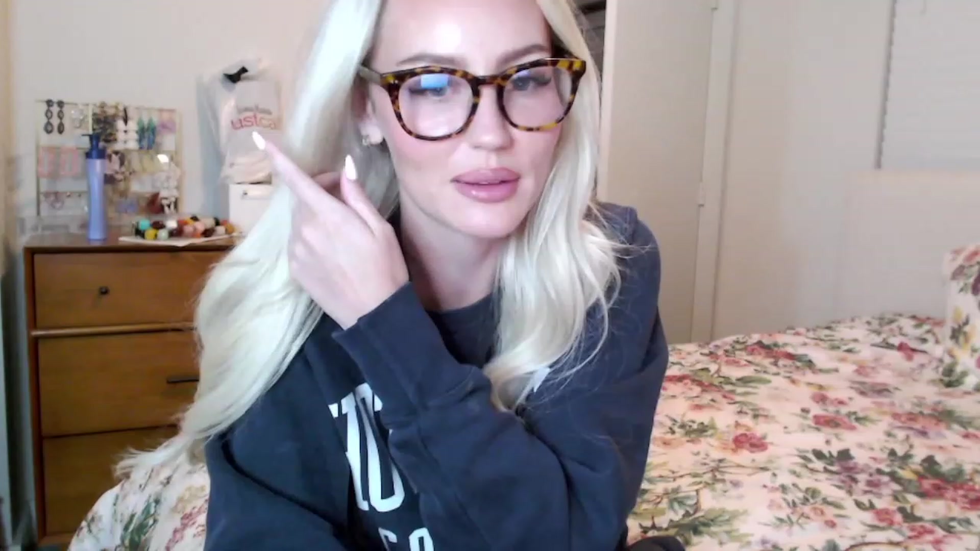 Gallery image thumbnail from Officialelsa's myfreecams stream on, 08/24/2023, 03:12 image 7 of 20