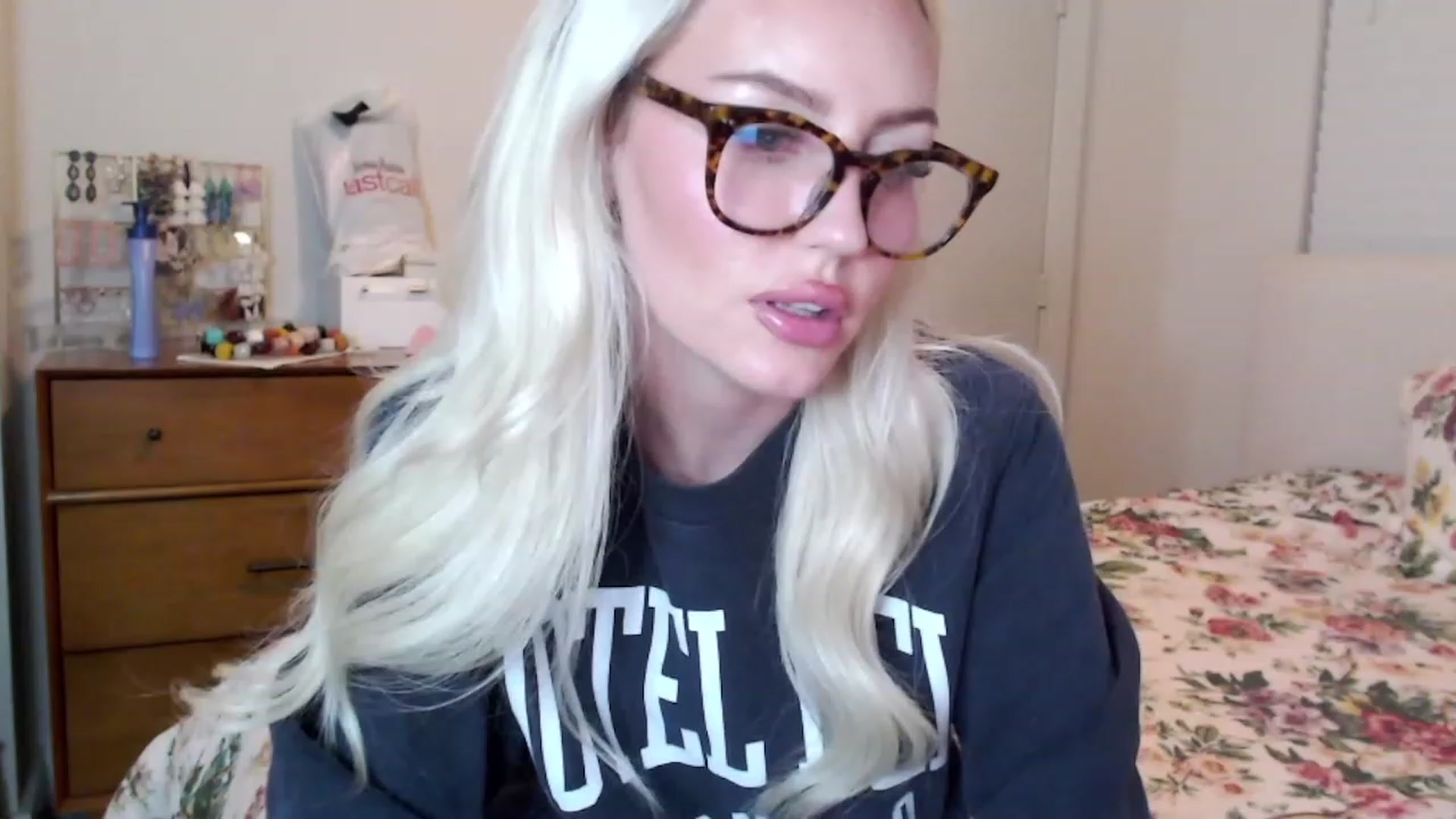 Gallery image thumbnail from Officialelsa's myfreecams stream on, 08/24/2023, 03:12 image 19 of 20