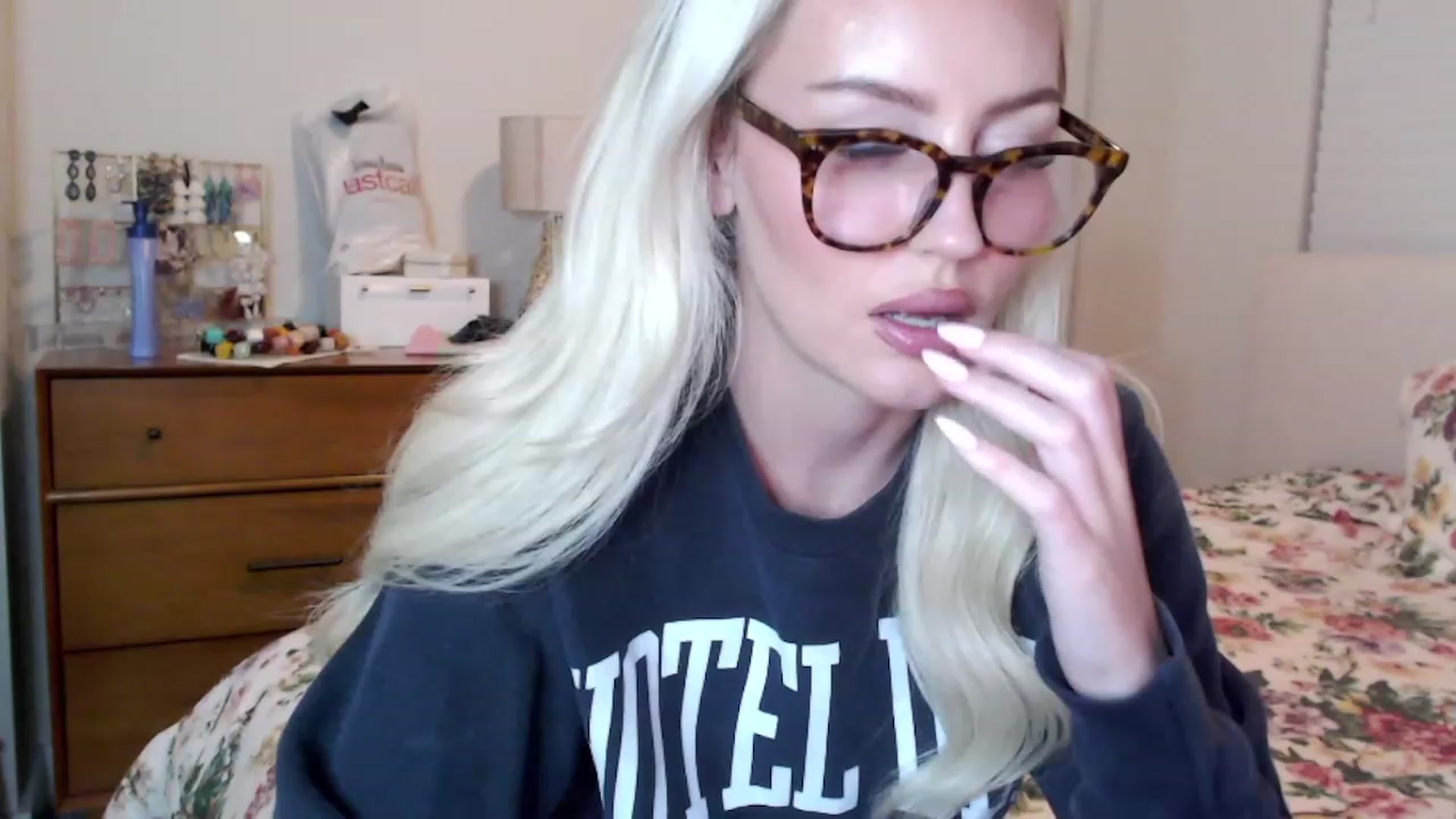Gallery image thumbnail from Officialelsa's myfreecams stream on, 08/24/2023, 03:12 image 18 of 20