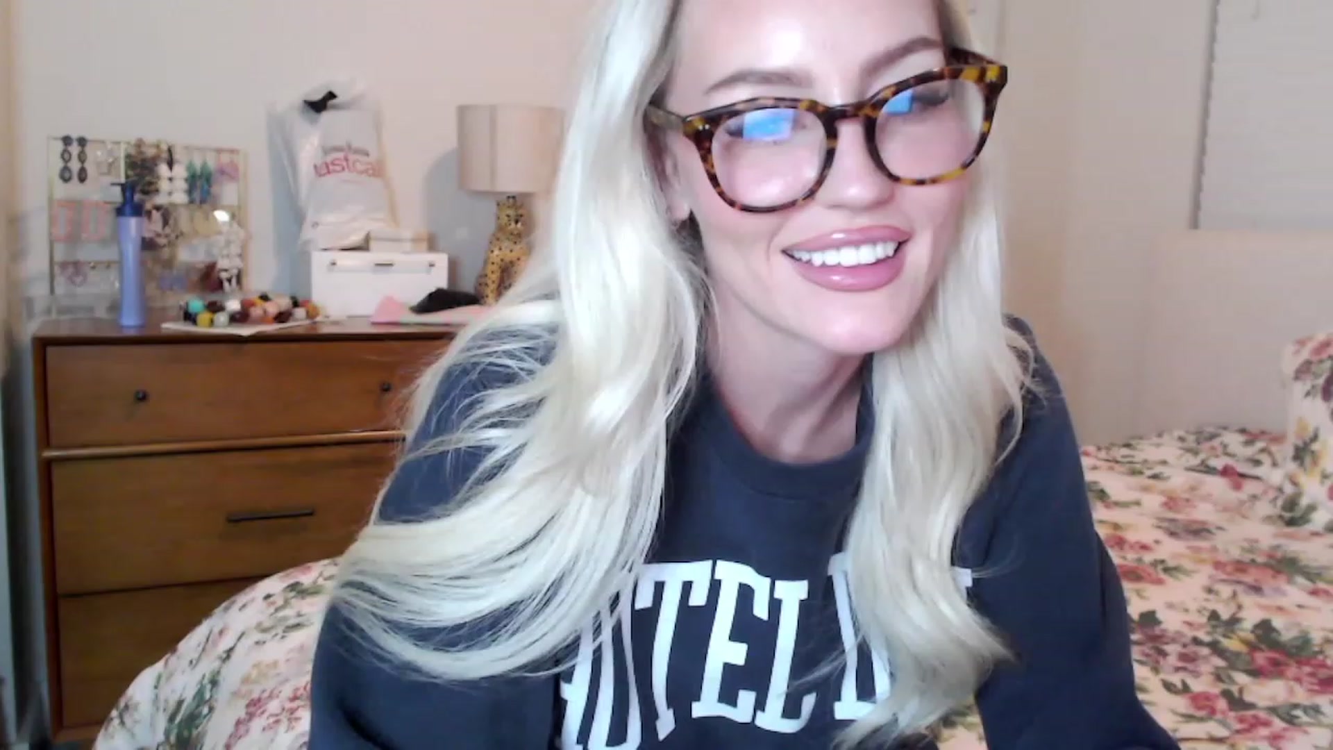 Gallery image thumbnail from Officialelsa's myfreecams stream on, 08/24/2023, 03:12 image 6 of 20