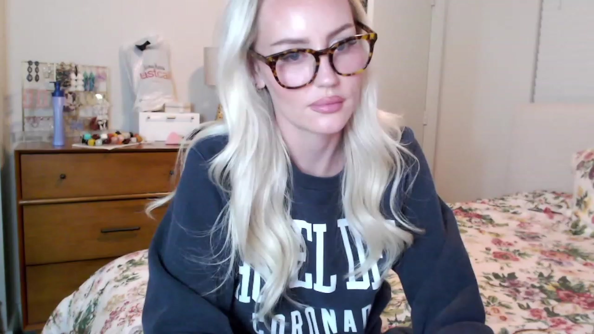 Gallery image thumbnail from Officialelsa's myfreecams stream on, 08/24/2023, 03:12 image 4 of 20