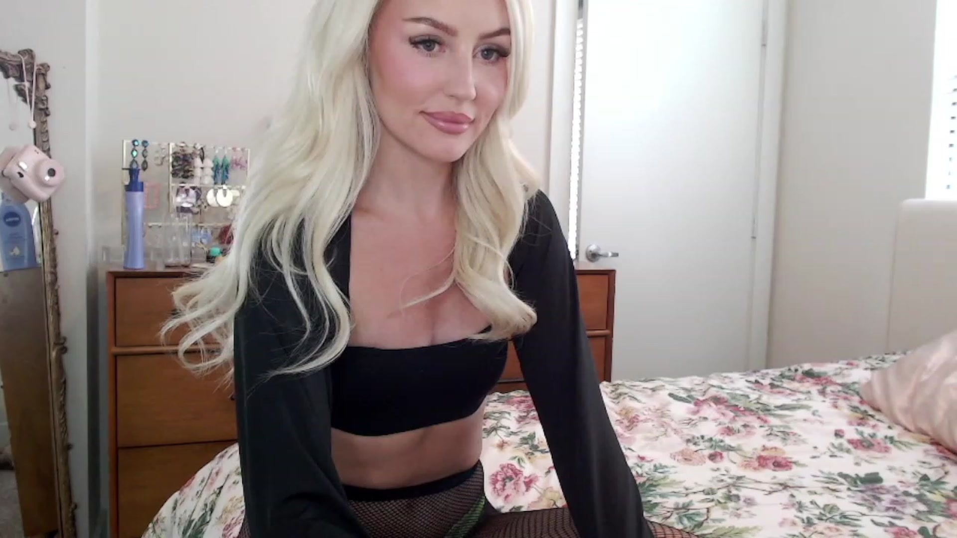 Gallery image thumbnail from Officialelsa's myfreecams stream on, 08/24/2023, 19:48 image 2 of 20