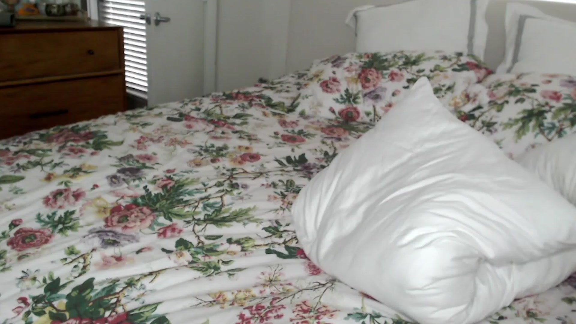 Gallery image thumbnail from Officialelsa's myfreecams stream on, 08/27/2023, 23:55 image 7 of 20