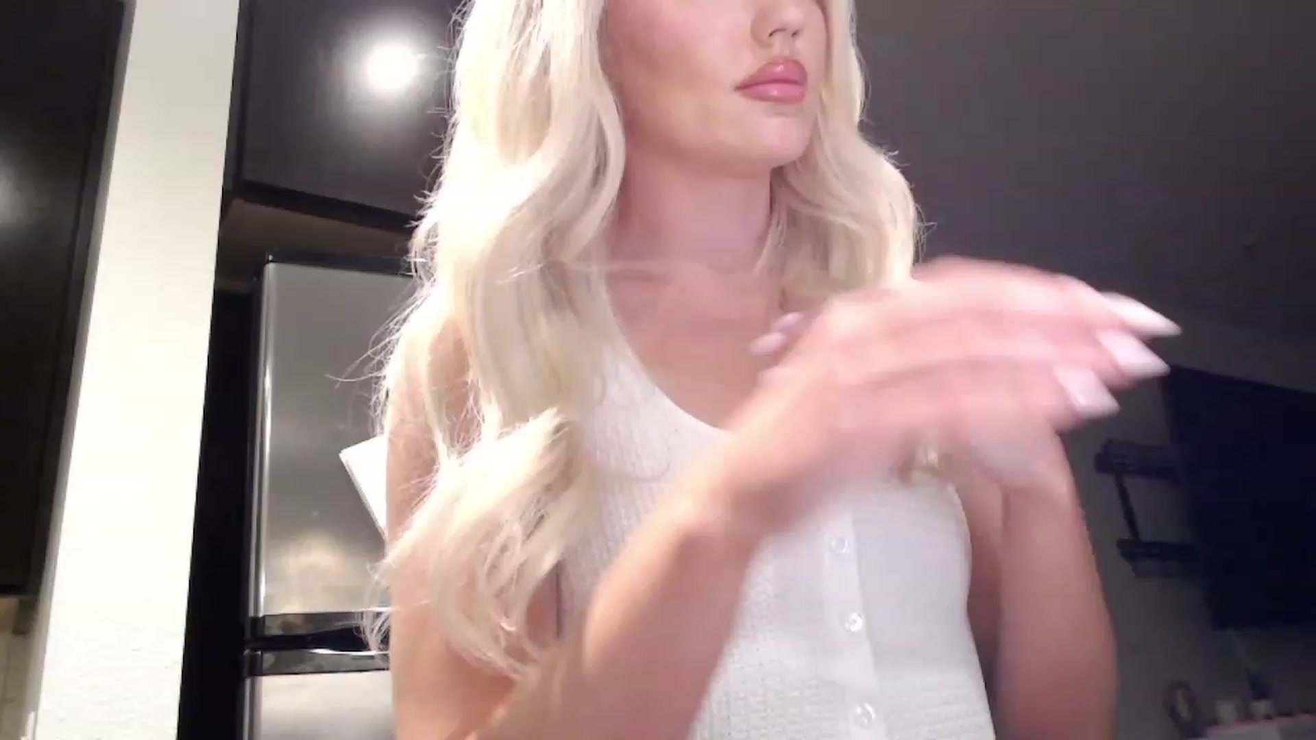 Gallery image thumbnail from Officialelsa's myfreecams stream on, 09/21/2023, 02:35 image 19 of 20