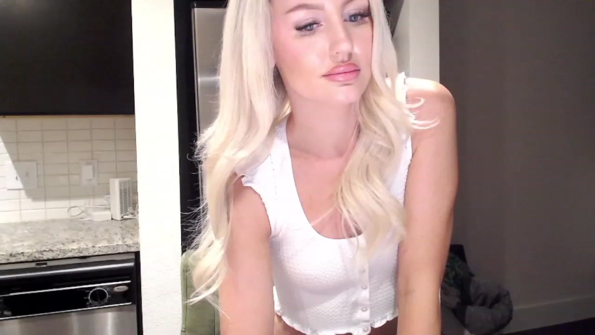 Gallery image thumbnail from Officialelsa's myfreecams stream on, 09/21/2023, 02:35 image 10 of 20