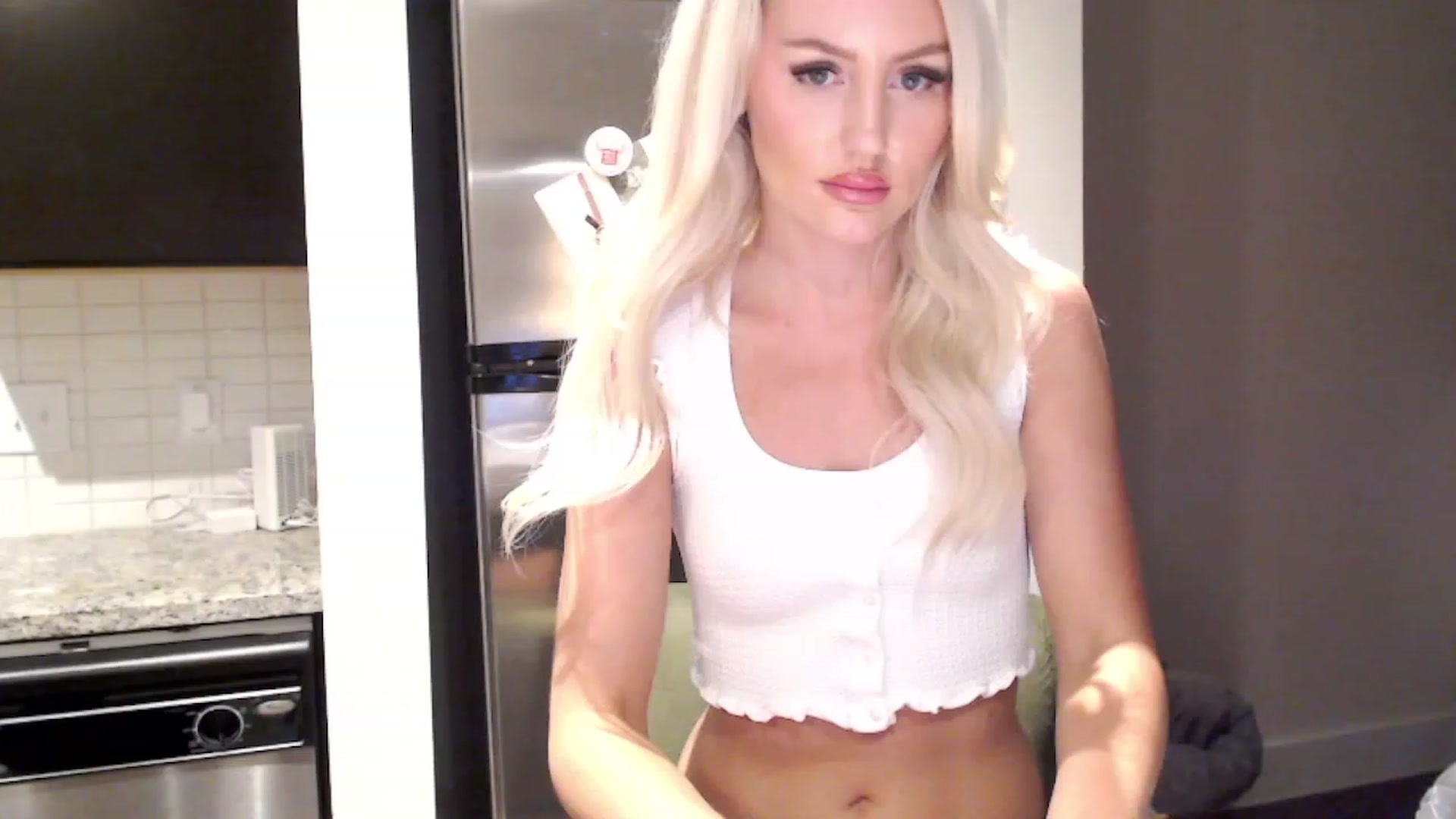 Gallery image thumbnail from Officialelsa's myfreecams stream on, 09/21/2023, 03:41 image 8 of 20