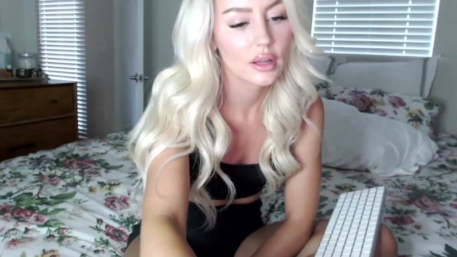 Gallery image thumbnail from Officialelsa's myfreecams stream on, 09/23/2023, 24:04 image 15 of 20