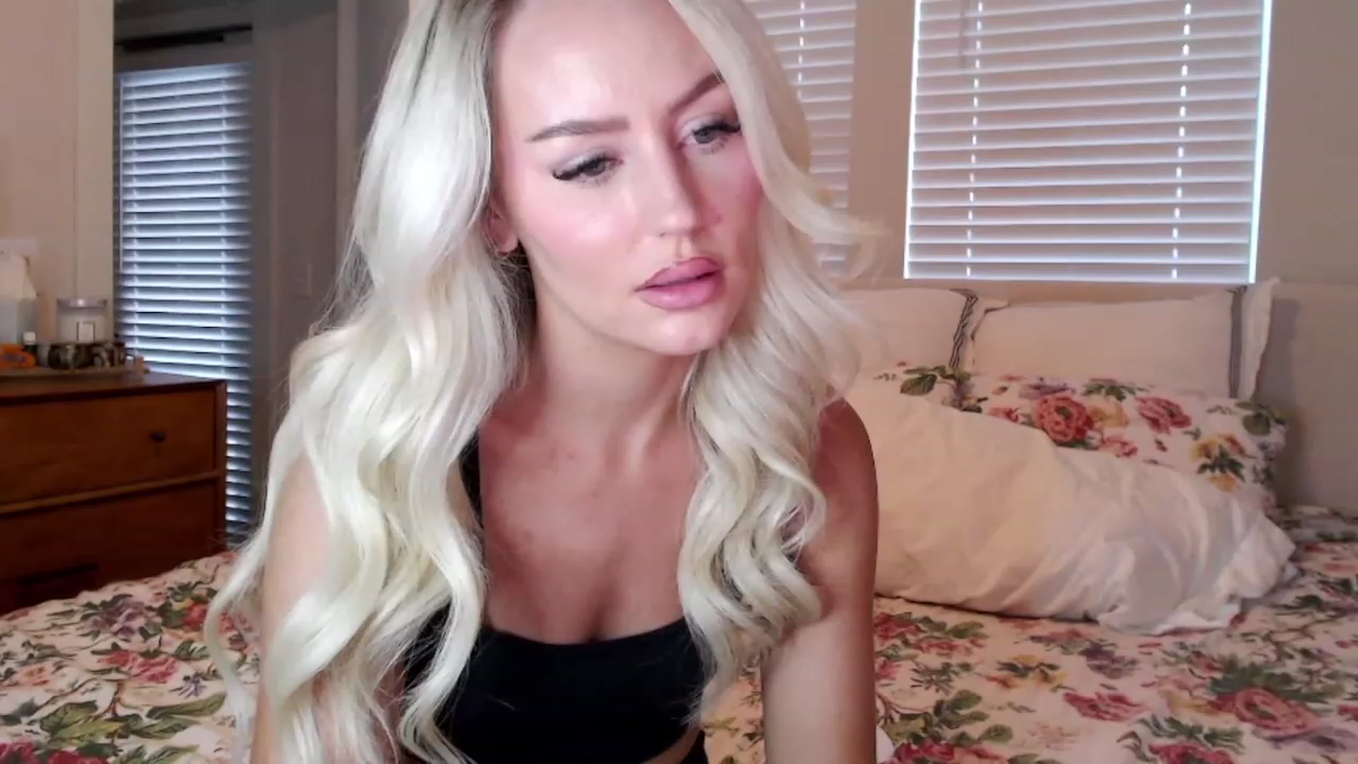 Gallery image thumbnail from Officialelsa's myfreecams stream on, 09/23/2023, 24:04 image 18 of 20
