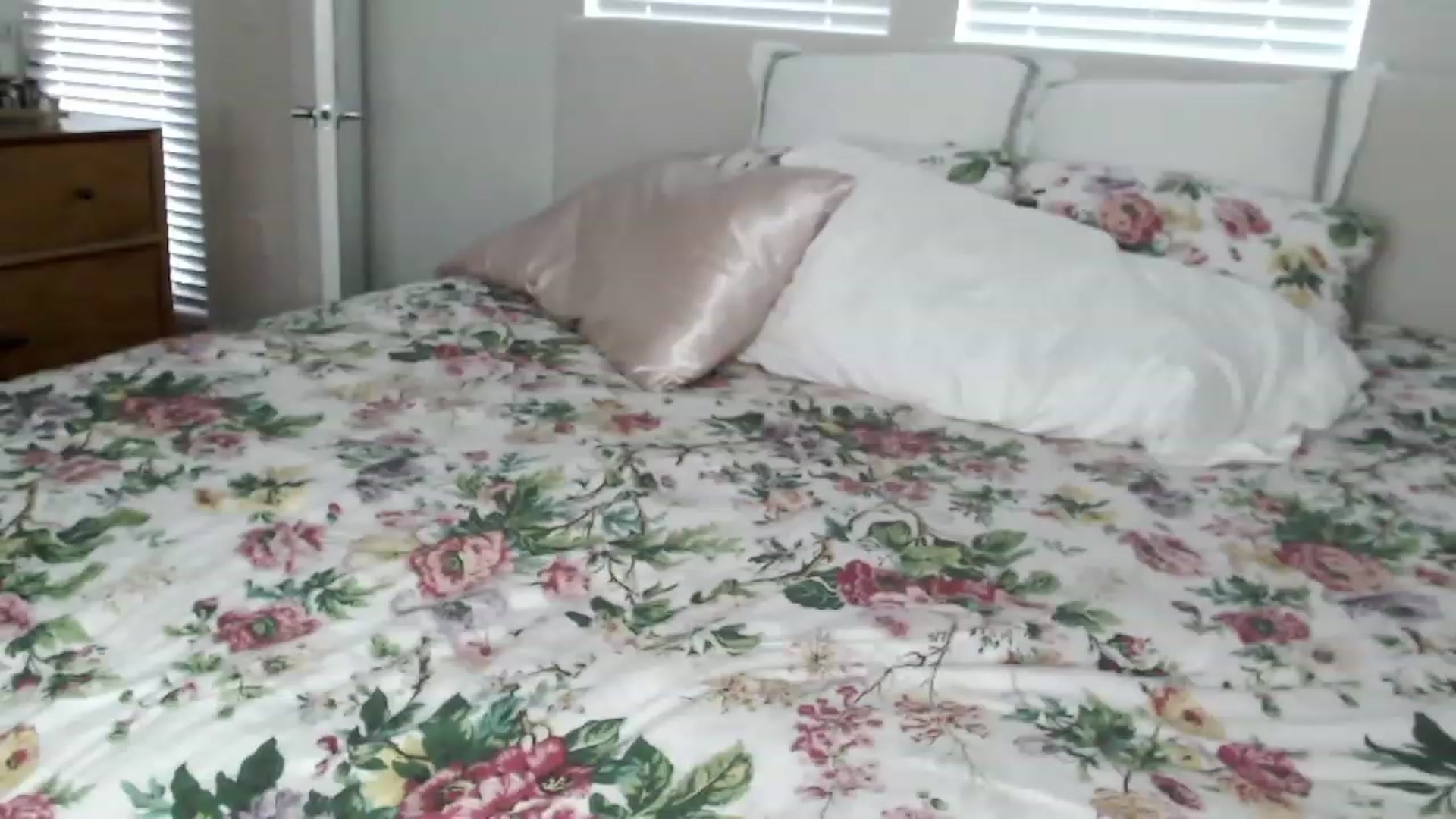 Gallery image thumbnail from Officialelsa's myfreecams stream on, 09/23/2023, 24:04 image 6 of 20