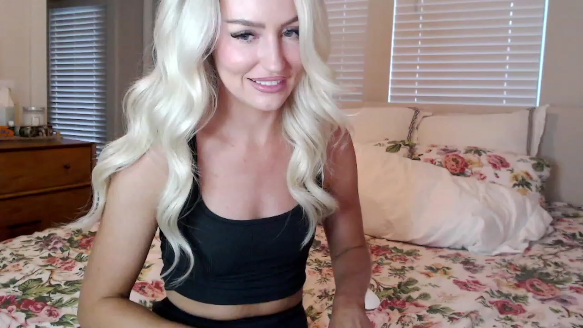 Gallery image thumbnail from Officialelsa's myfreecams stream on, 09/23/2023, 24:43 image 7 of 20