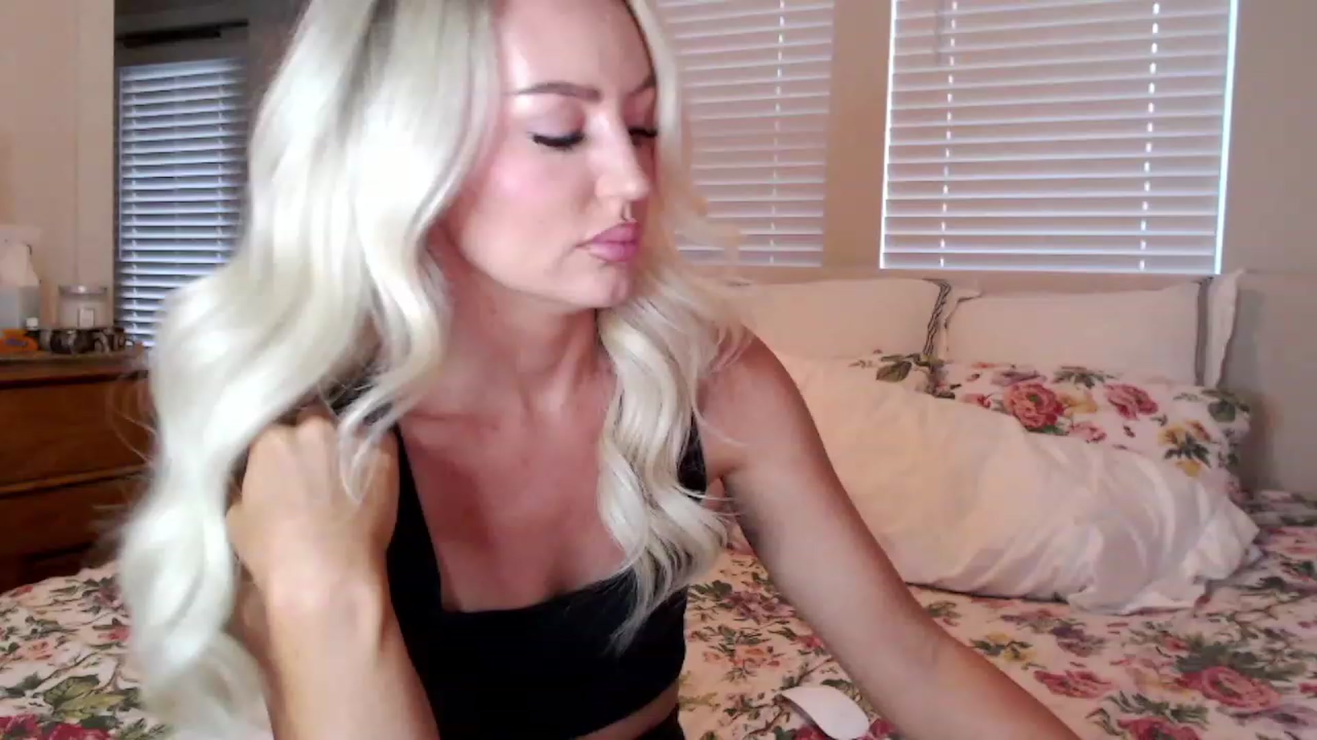Gallery image thumbnail from Officialelsa's myfreecams stream on, 09/23/2023, 24:43 image 3 of 20