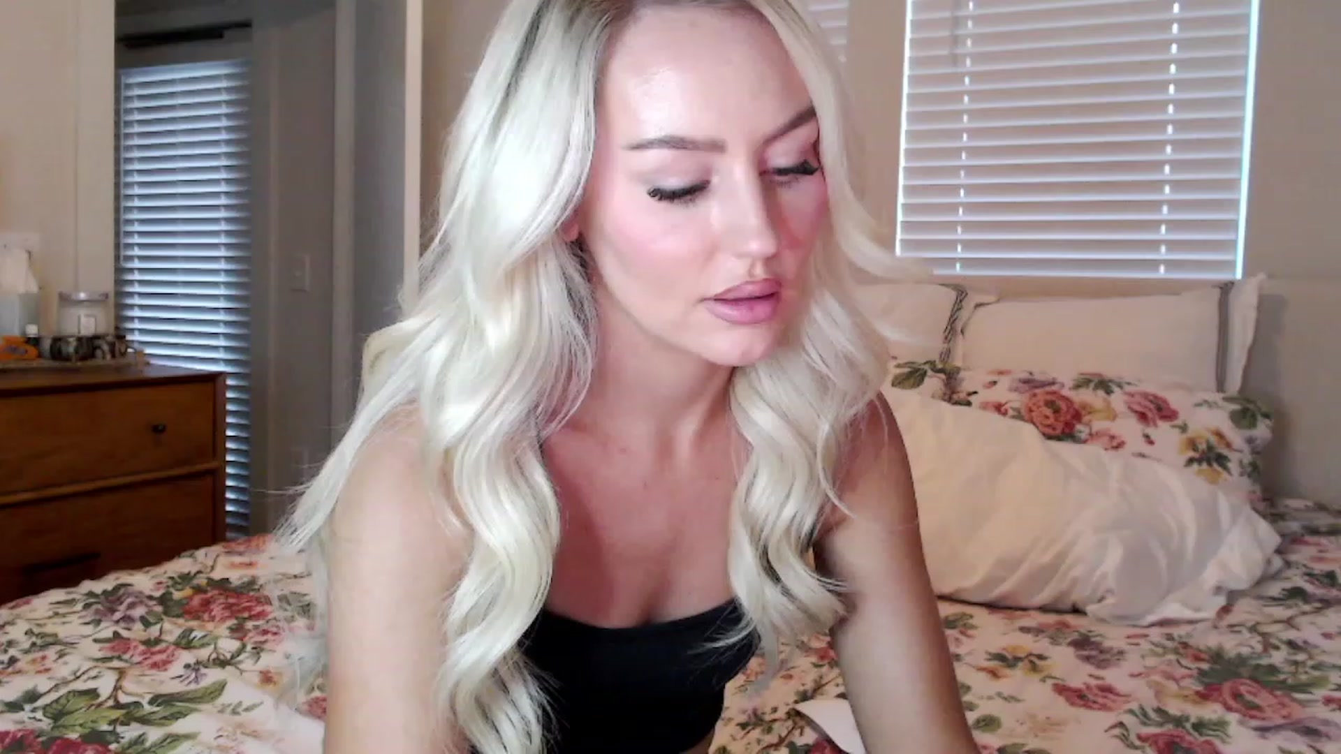 Gallery image thumbnail from Officialelsa's myfreecams stream on, 09/23/2023, 24:43 image 2 of 20