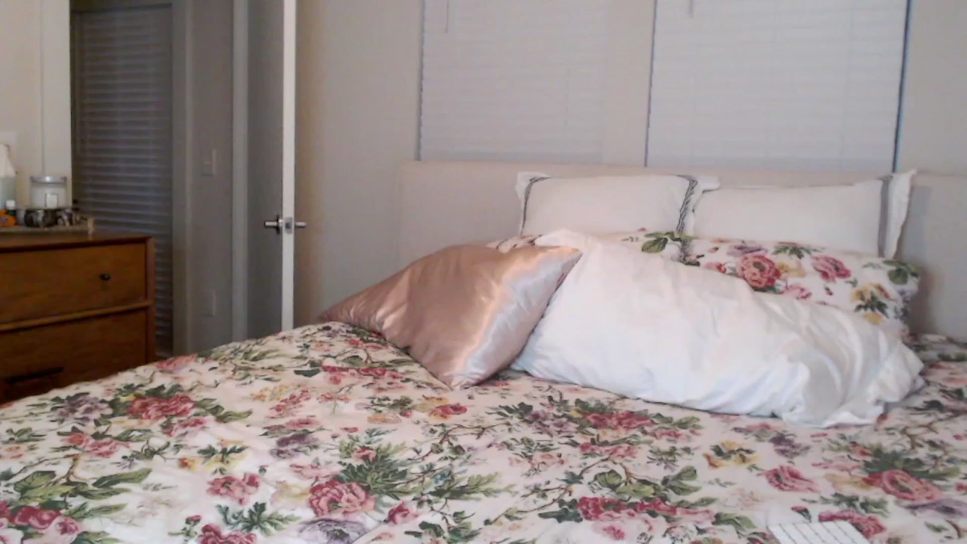 Gallery image thumbnail from Officialelsa's myfreecams stream on, 09/23/2023, 24:43 image 19 of 20