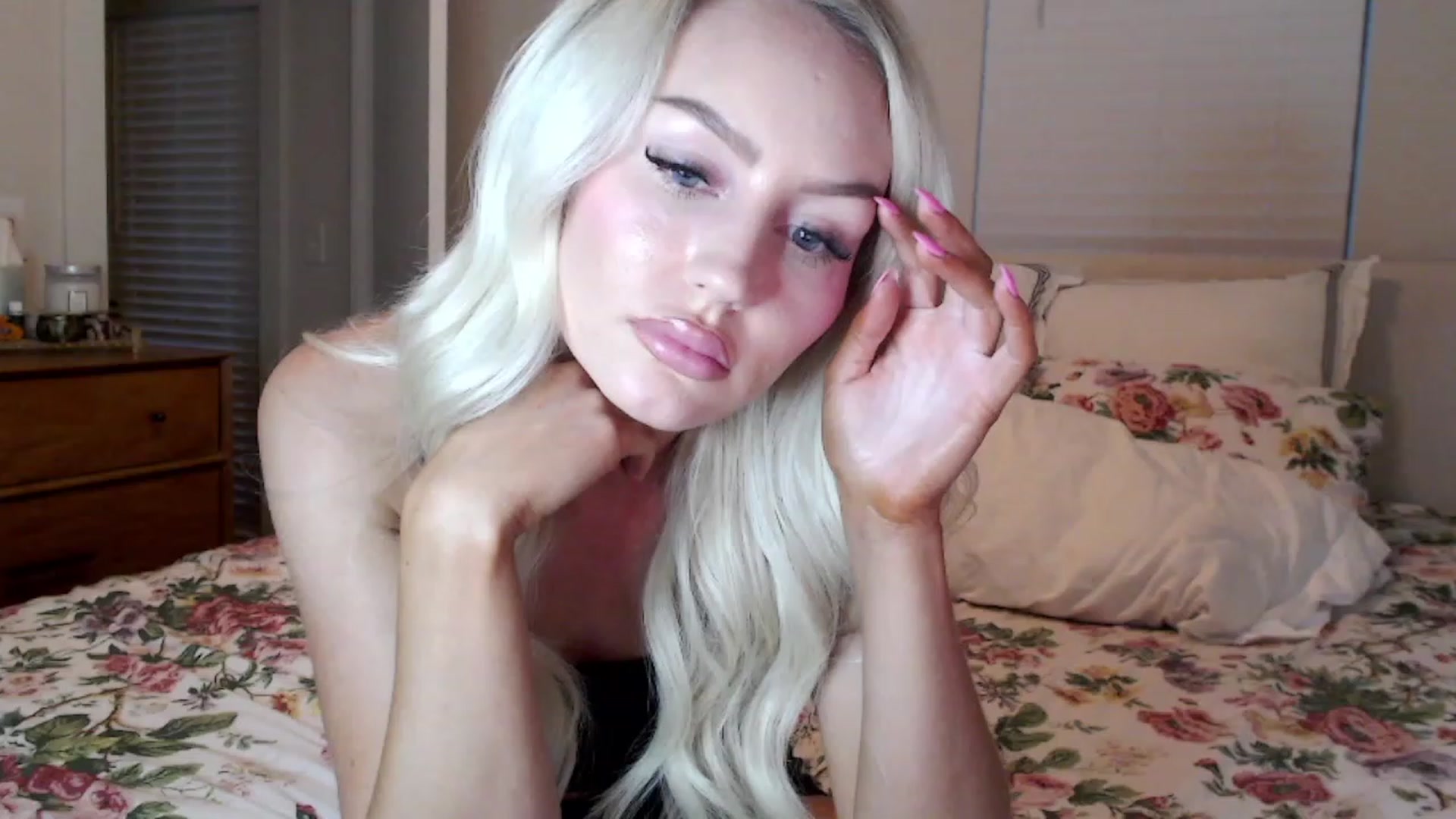 Gallery image thumbnail from Officialelsa's myfreecams stream on, 09/23/2023, 24:43 image 18 of 20