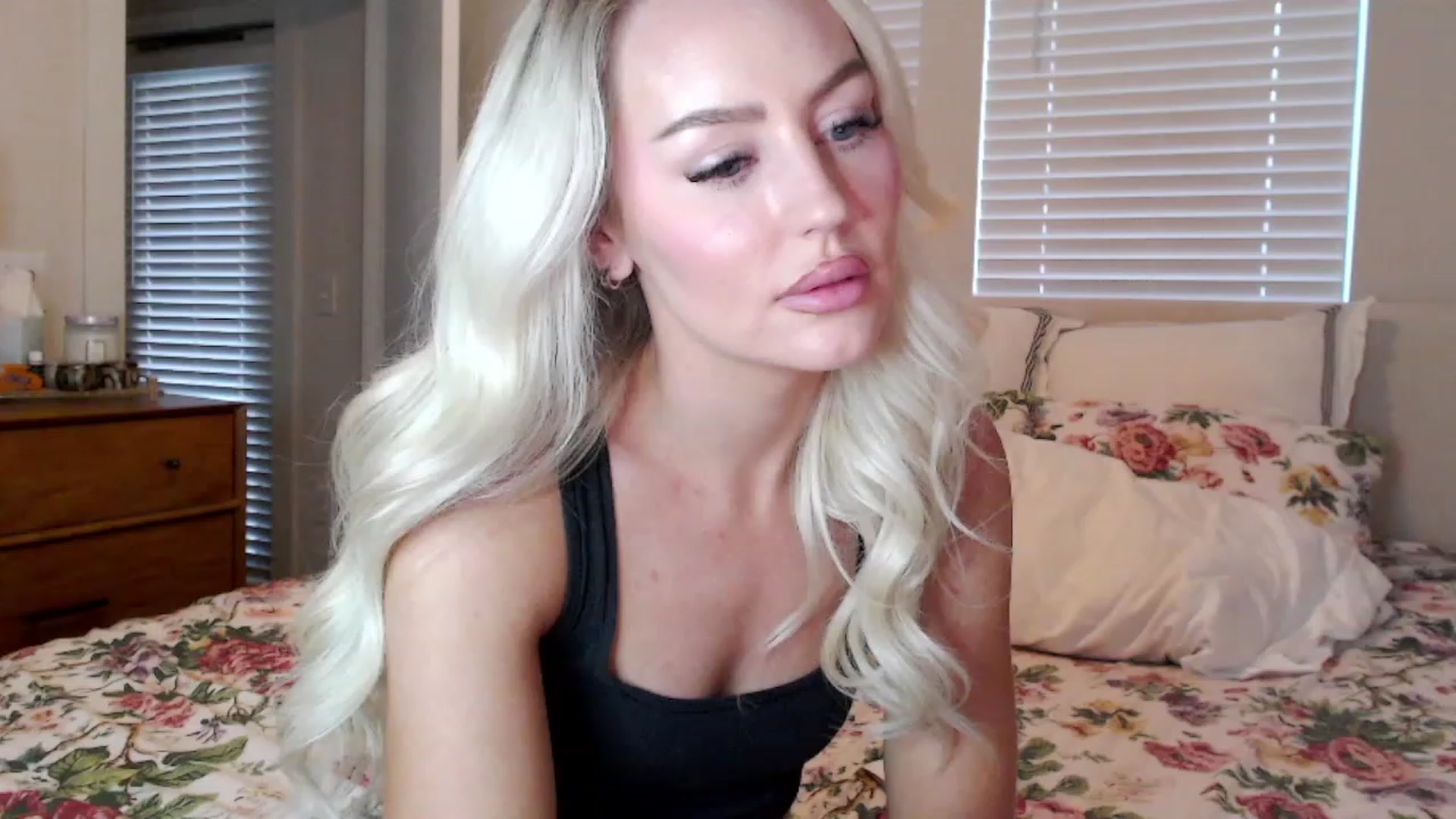 Gallery image thumbnail from Officialelsa's myfreecams stream on, 09/23/2023, 24:43 image 4 of 20