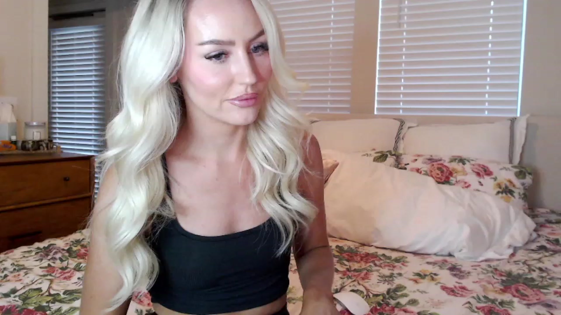 Gallery image thumbnail from Officialelsa's myfreecams stream on, 09/23/2023, 24:43 image 5 of 20