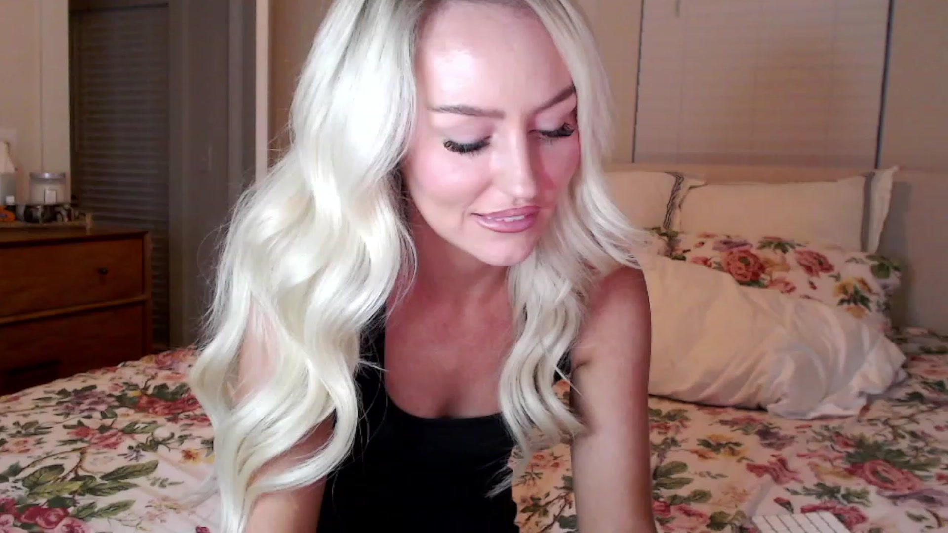 Gallery image thumbnail from Officialelsa's myfreecams stream on, 09/23/2023, 24:43 image 20 of 20