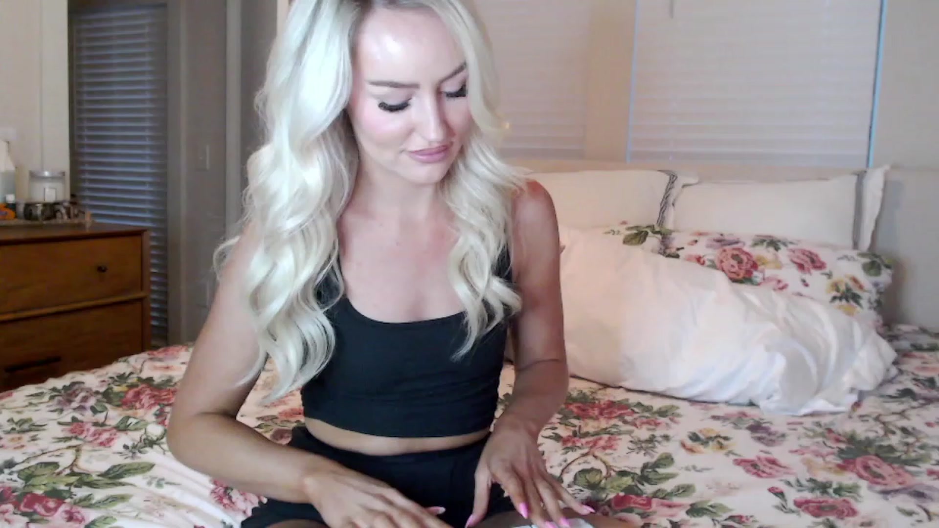 Gallery image thumbnail from Officialelsa's myfreecams stream on, 09/23/2023, 24:43 image 16 of 20