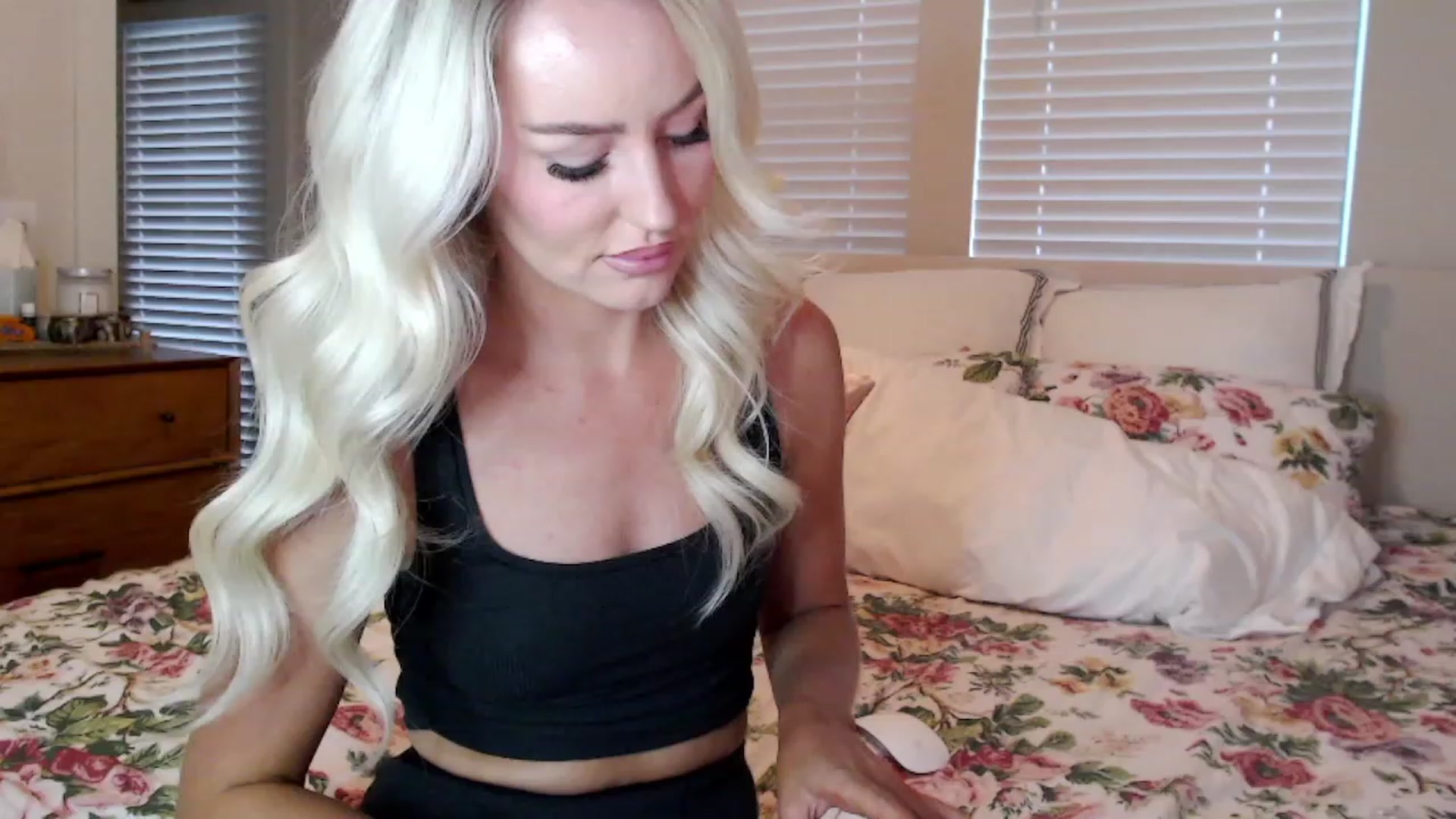 Gallery image thumbnail from Officialelsa's myfreecams stream on, 09/23/2023, 24:43 image 6 of 20