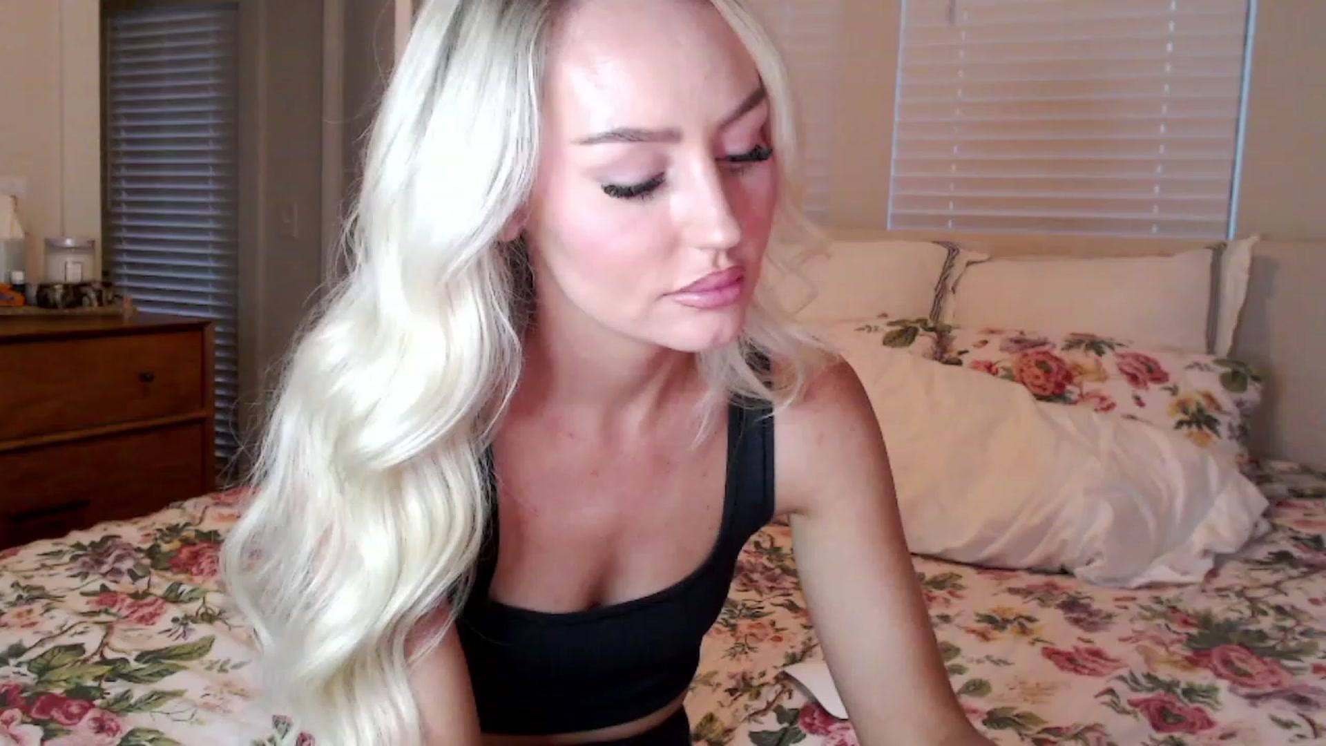 Gallery image thumbnail from Officialelsa's myfreecams stream on, 09/23/2023, 24:43 image 14 of 20