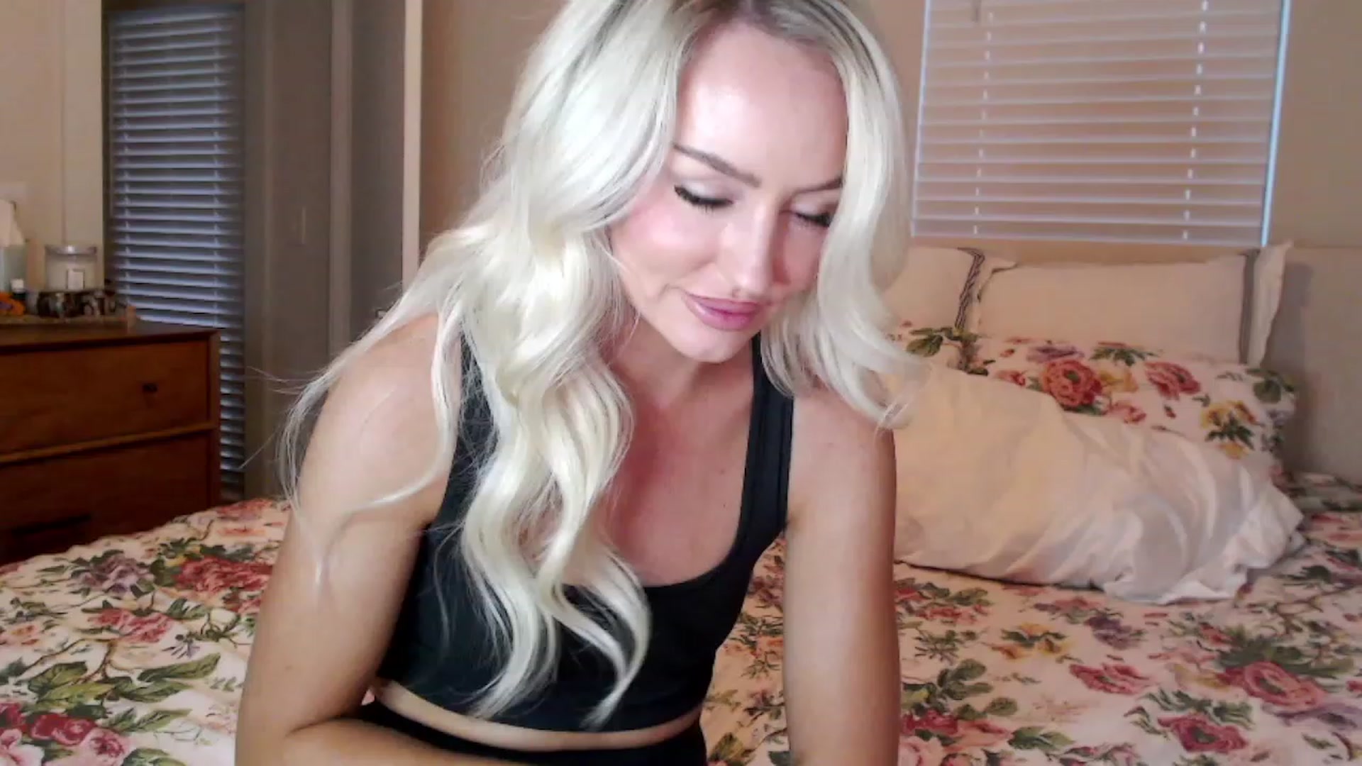 Gallery image thumbnail from Officialelsa's myfreecams stream on, 09/23/2023, 24:43 image 12 of 20