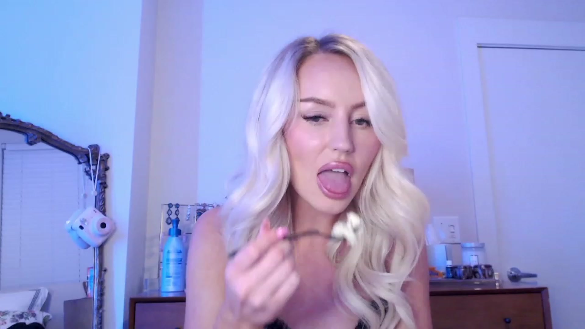 Gallery image thumbnail from Officialelsa's myfreecams stream on, 09/27/2023, 02:24 image 6 of 20