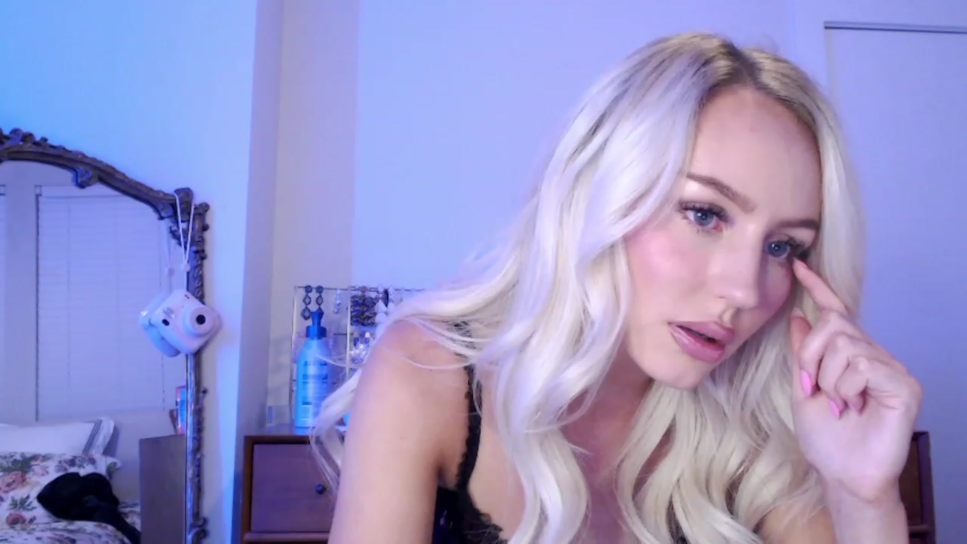 Gallery image thumbnail from Officialelsa's myfreecams stream on, 09/27/2023, 02:24 image 7 of 20