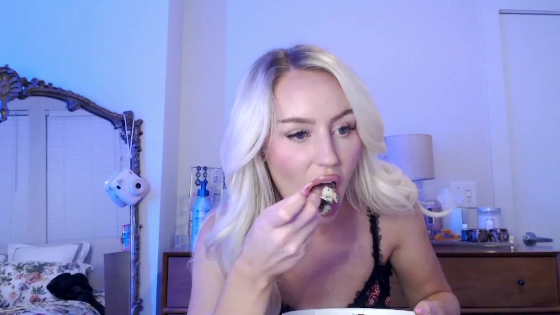 Gallery image thumbnail from Officialelsa's myfreecams stream on, 09/27/2023, 02:24 image 11 of 20